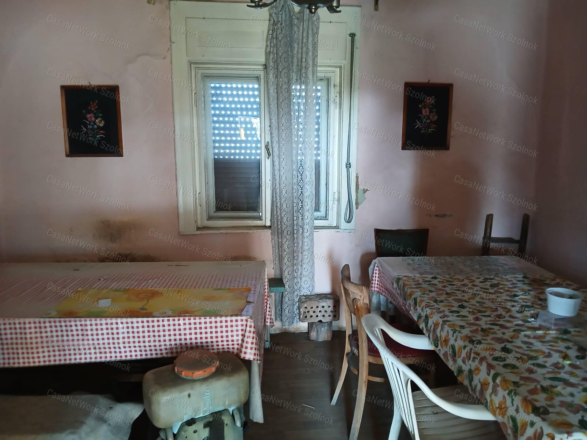 Eladó Tiszaföldváron egy 68 m2-es családi ház földterülettel.