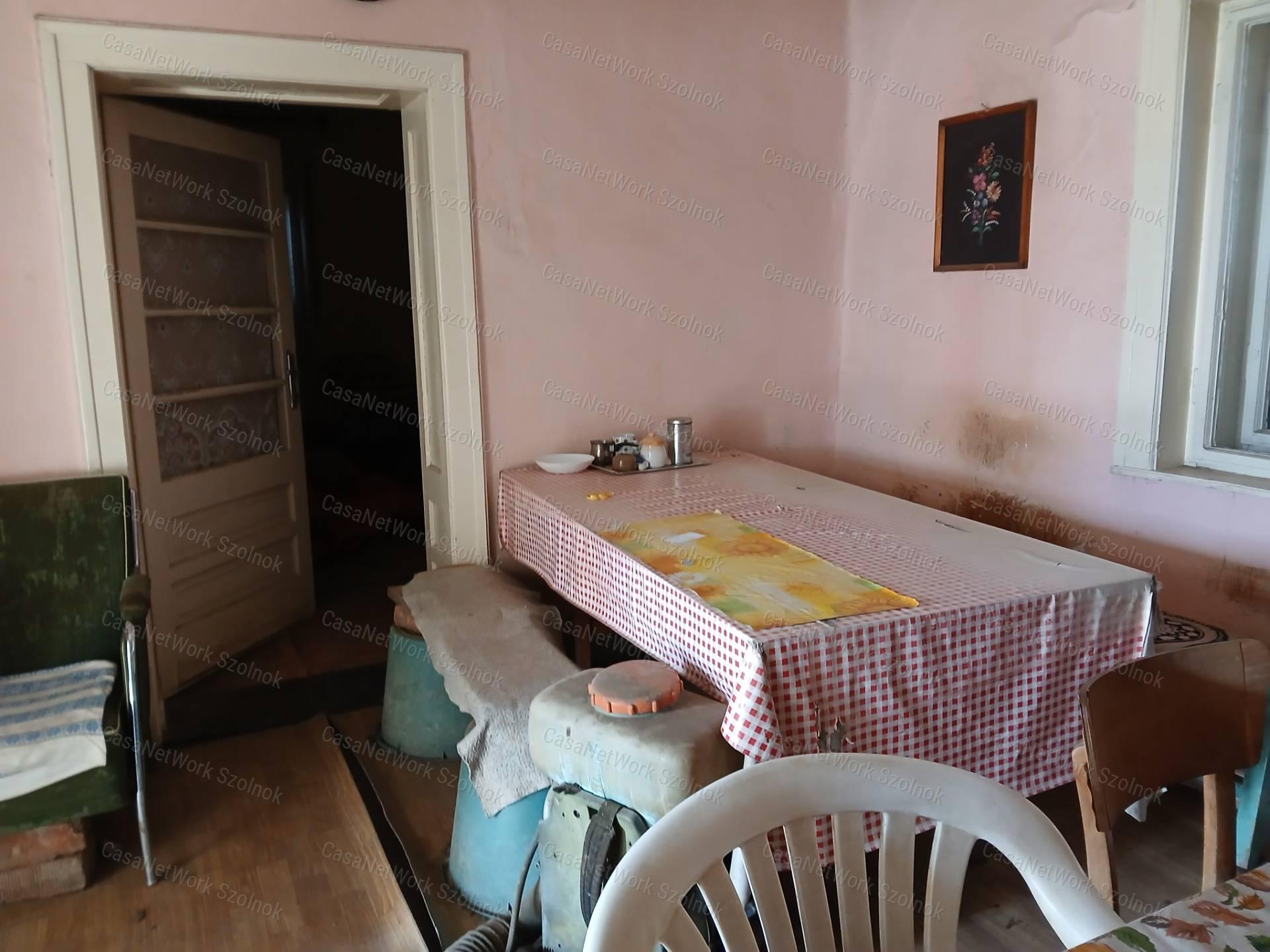 Eladó Tiszaföldváron egy 68 m2-es családi ház földterülettel.