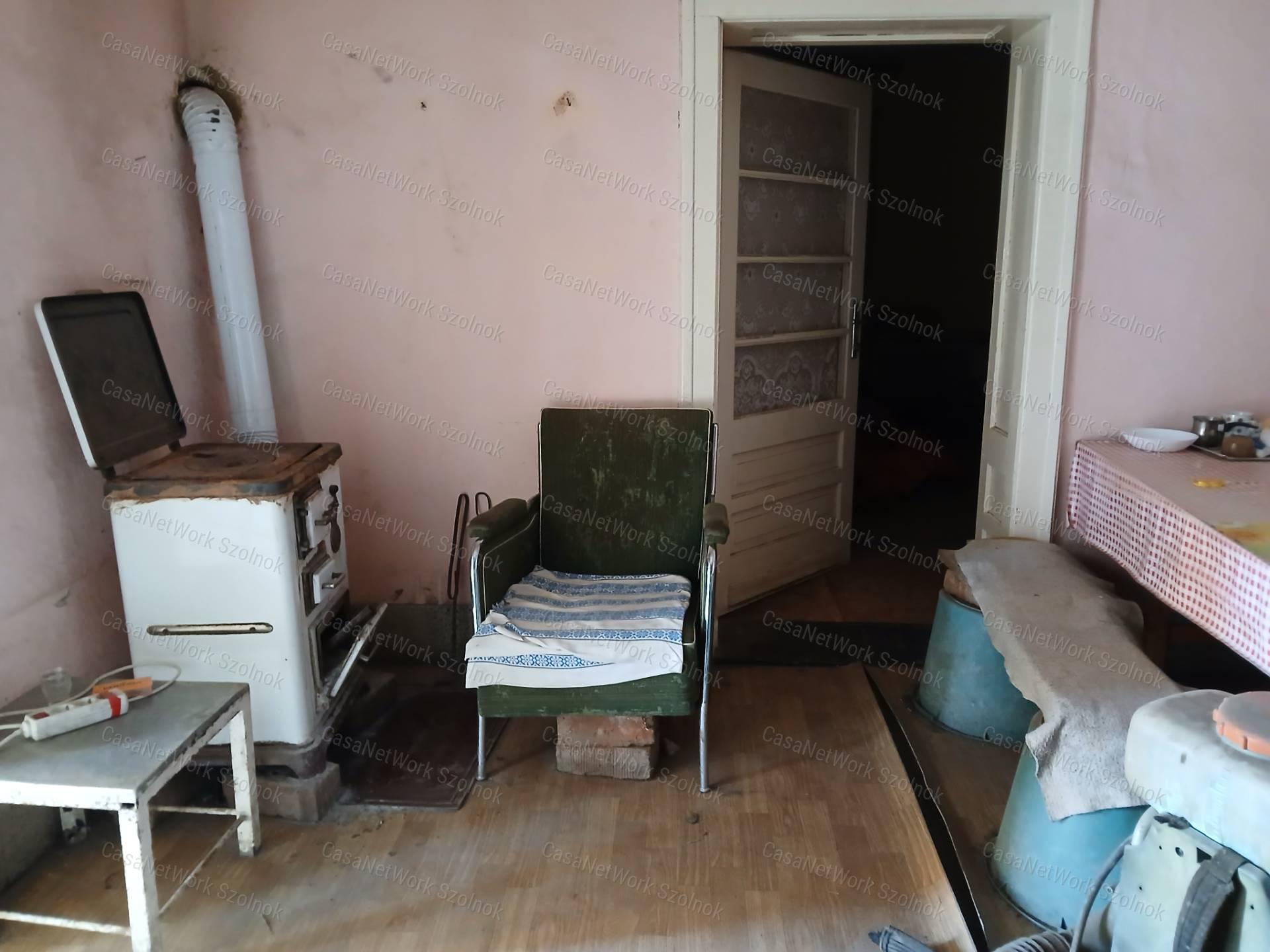Eladó Tiszaföldváron egy 68 m2-es családi ház földterülettel.