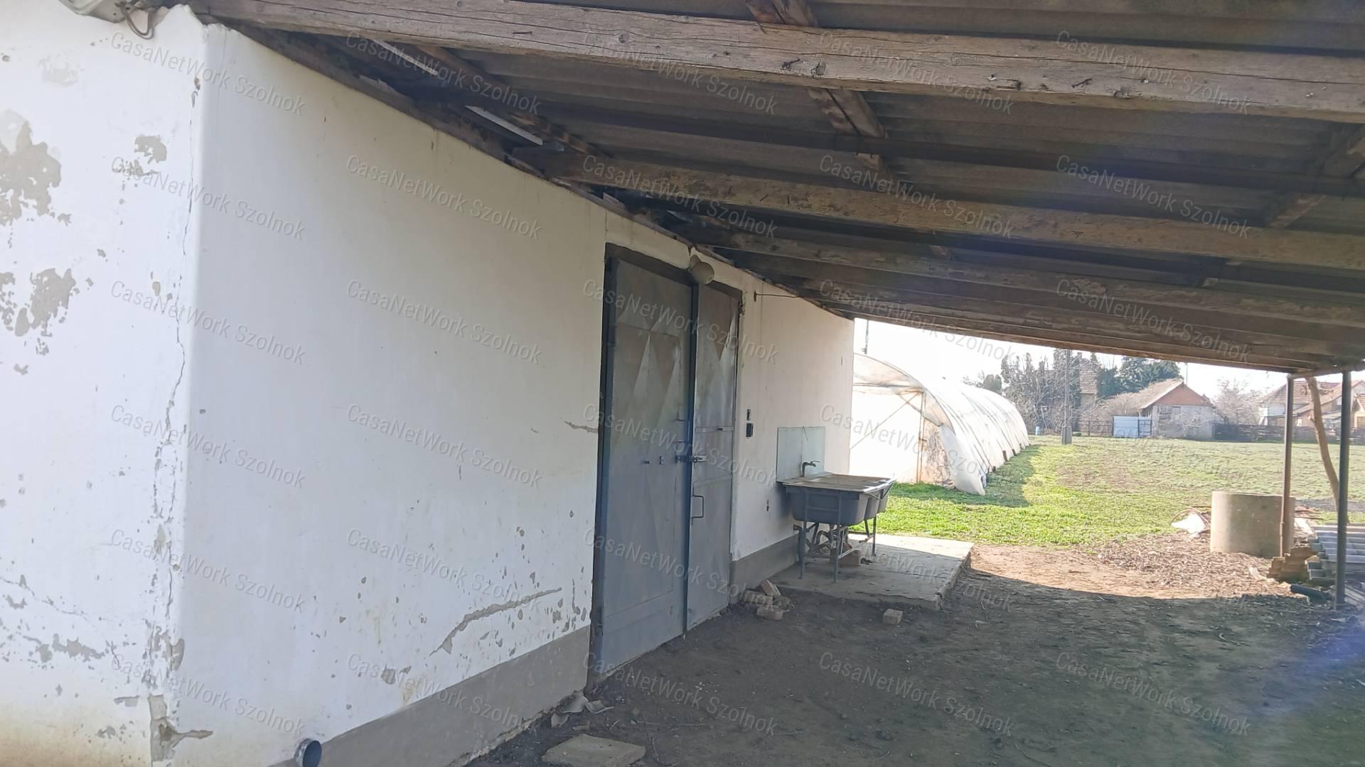 Eladó Tiszaföldváron egy  2278 m2-es építési telek.