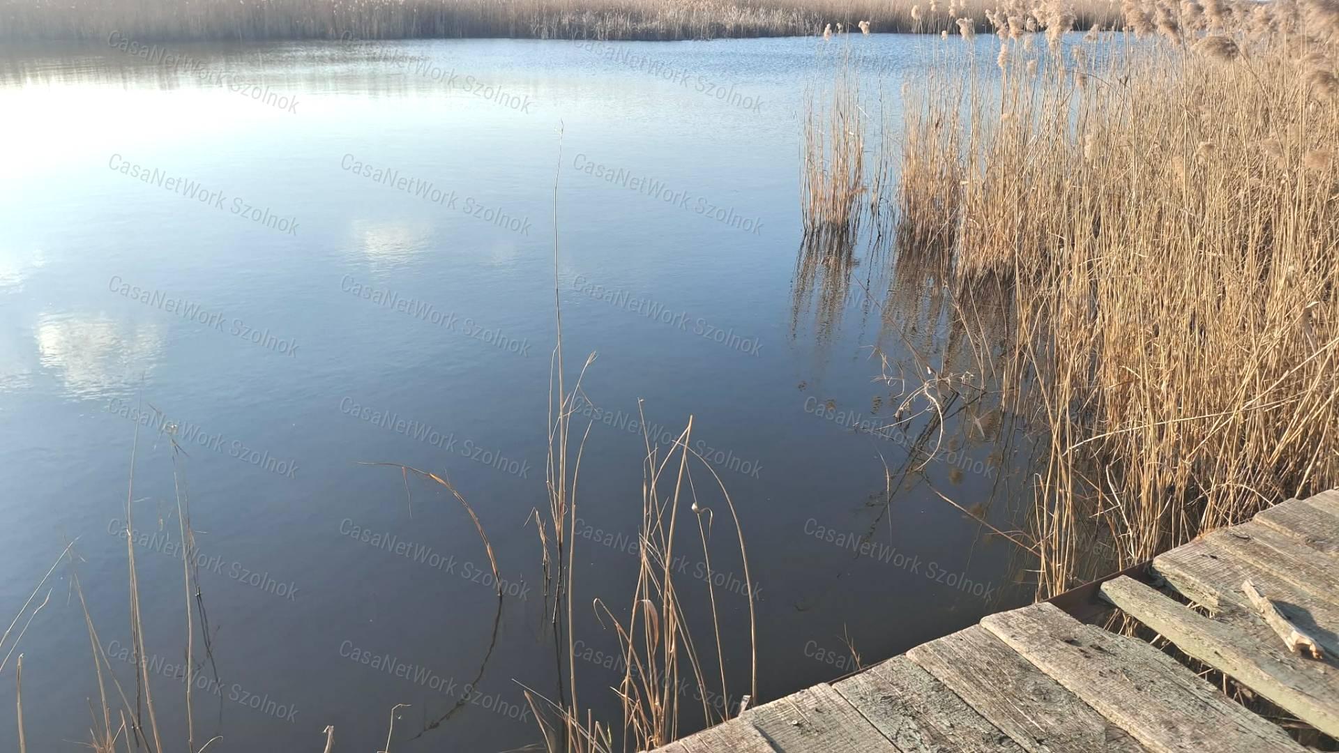 Szajol központjától 1,8 km-re között öt éve épült 108 m2 es ház eladó