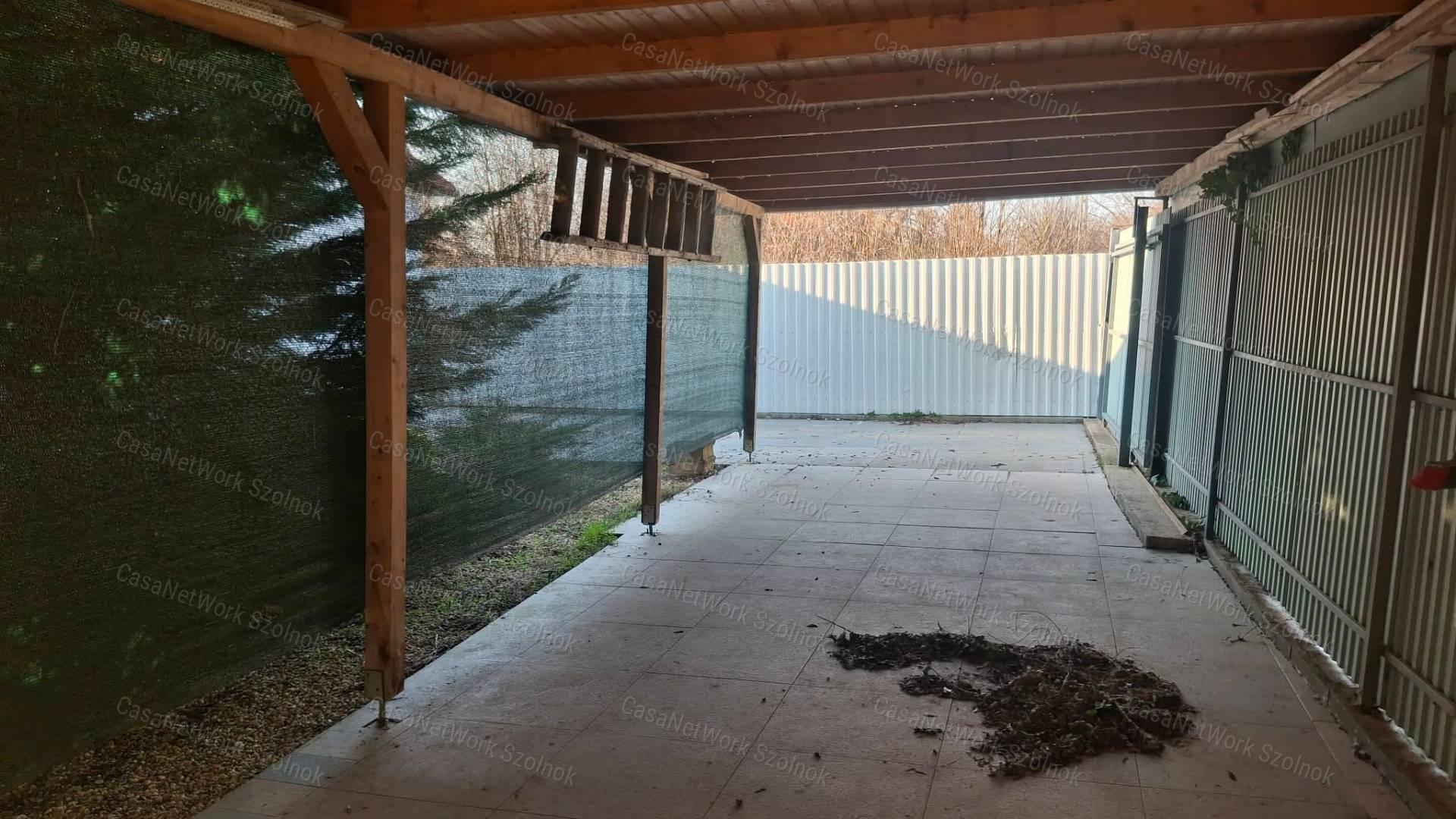 Szajol központjától 1,8 km-re között öt éve épült 108 m2 es ház eladó