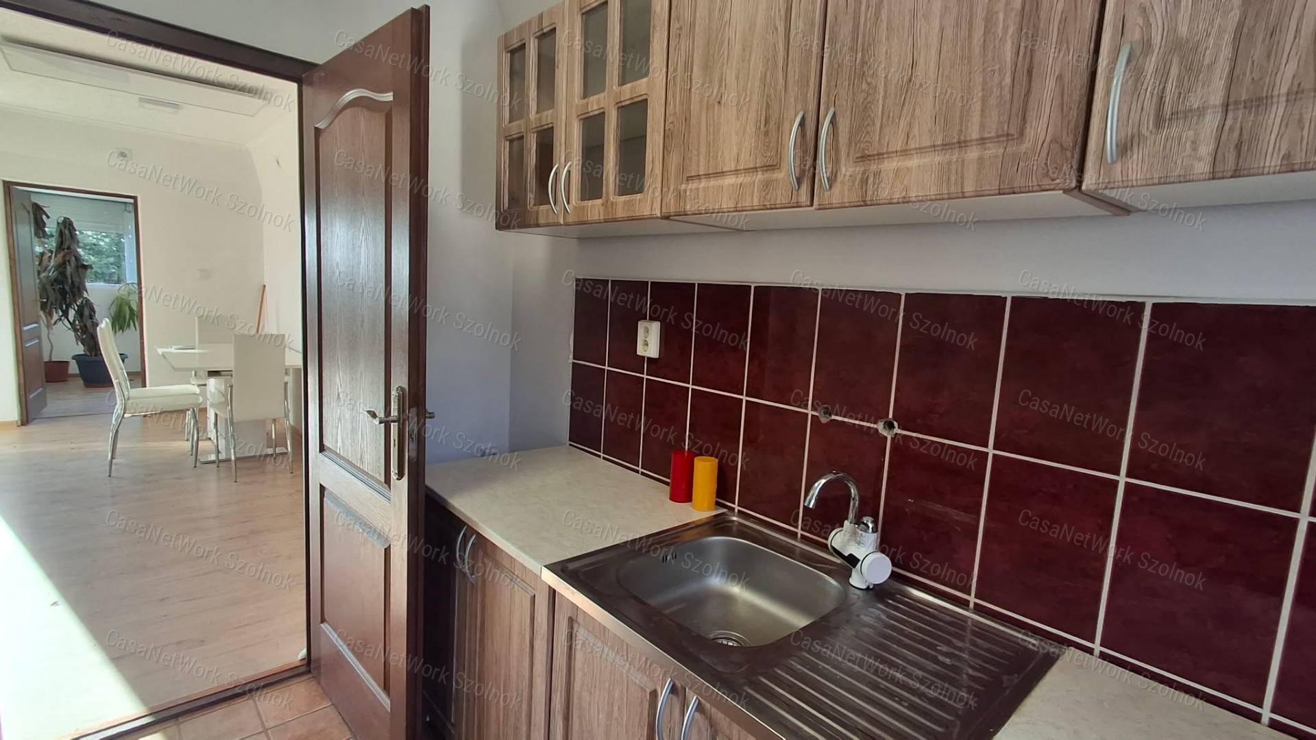 Szajol központjától 1,8 km-re között öt éve épült 108 m2 es ház eladó