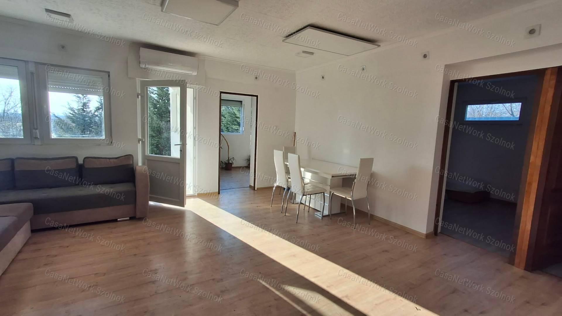 Szajol központjától 1,8 km-re között öt éve épült 108 m2 es ház eladó