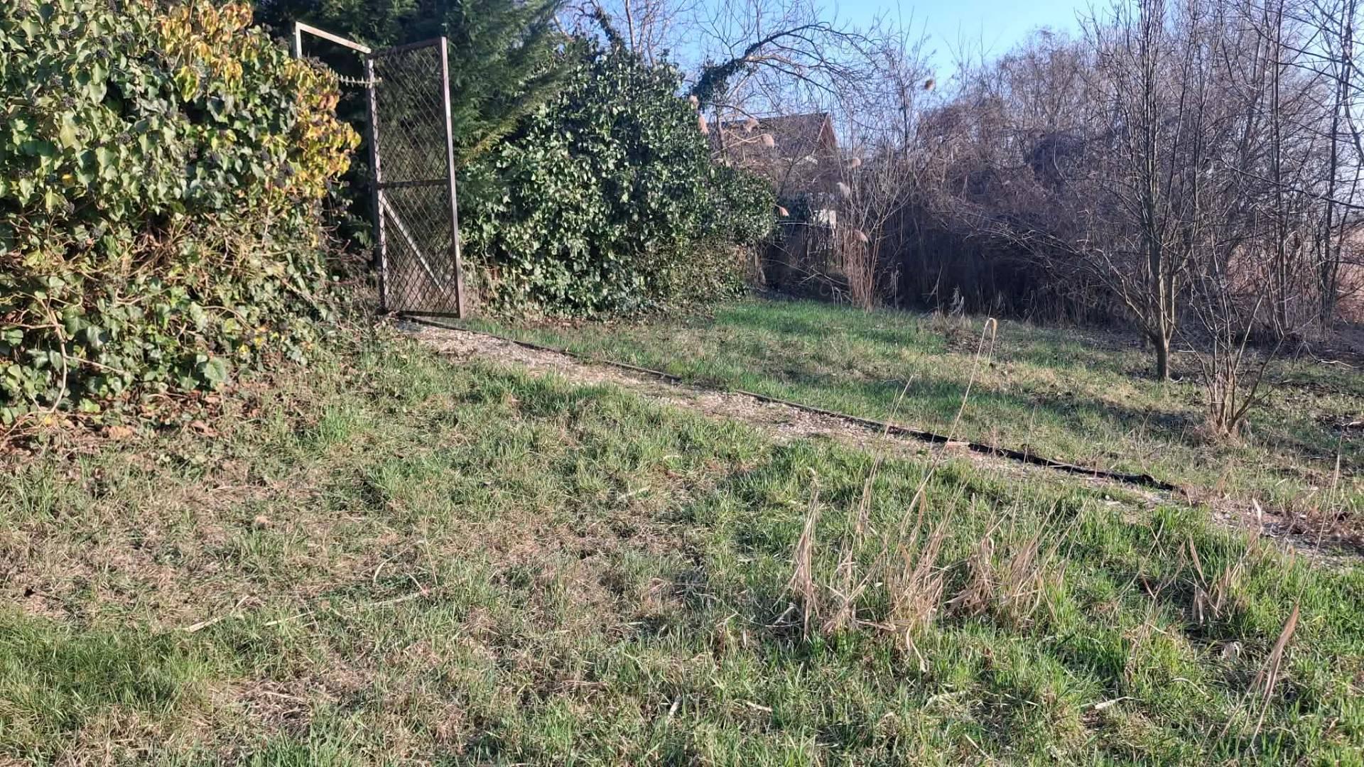 Szajol központjától 1,8 km-re között öt éve épült 108 m2 es ház eladó