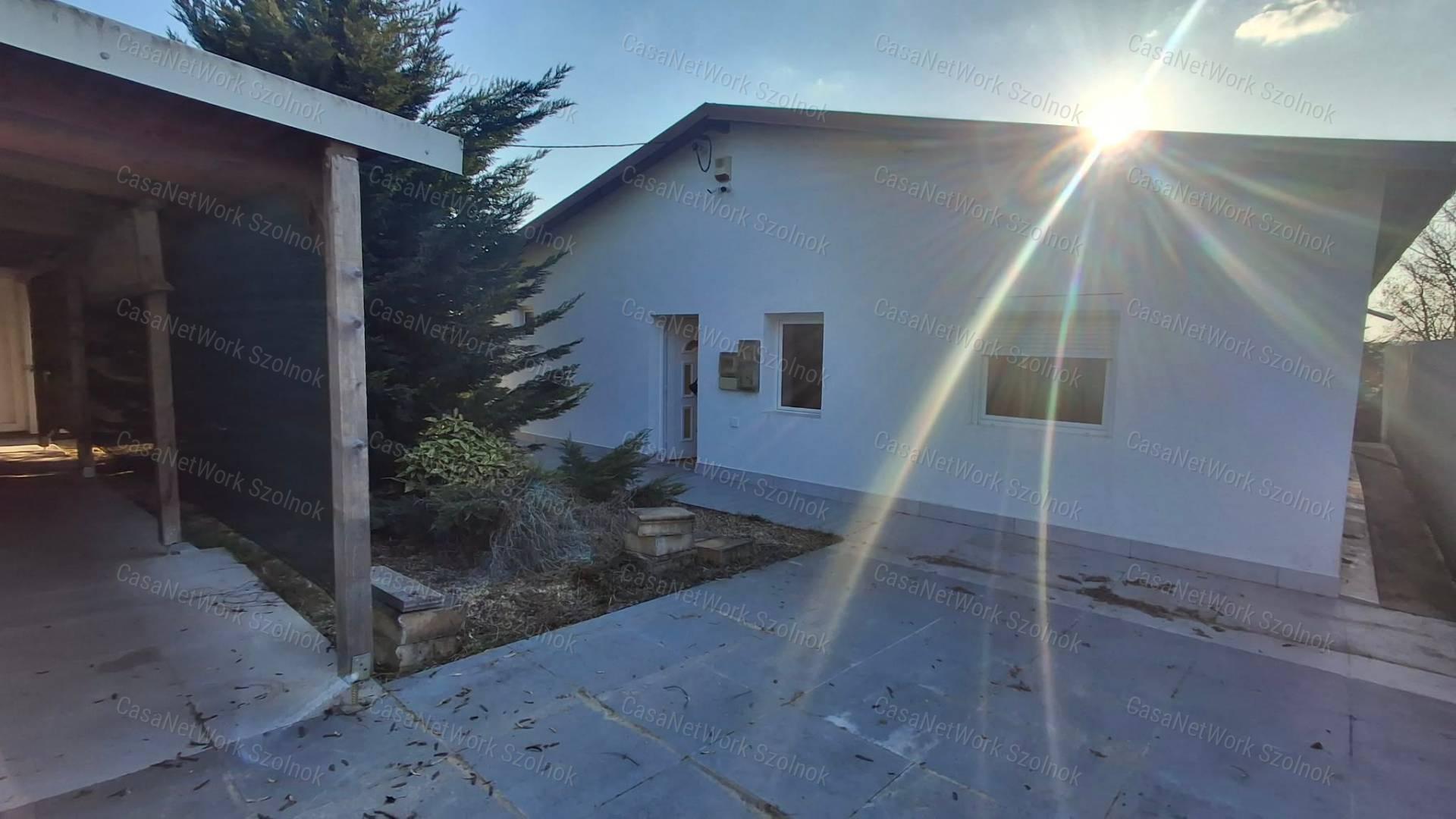 Szajol központjától 1,8 km-re között öt éve épült 108 m2 es ház eladó
