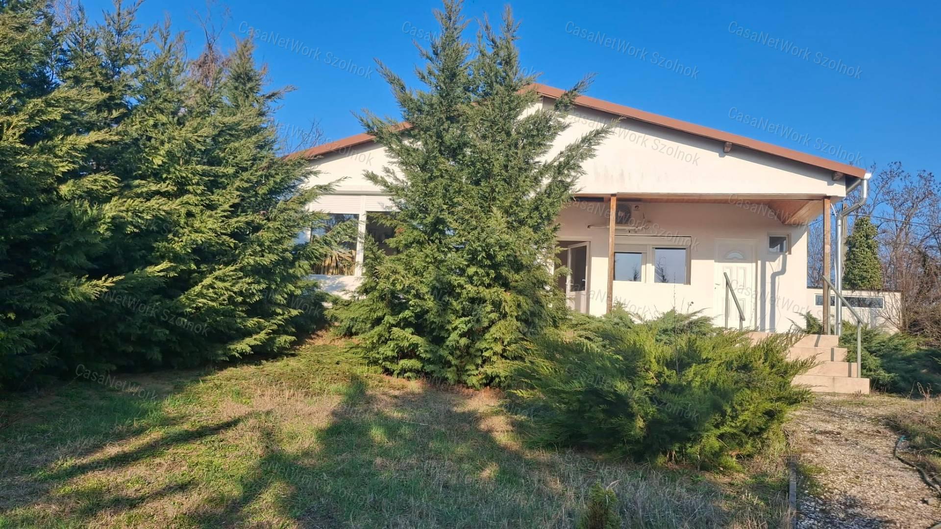 Szajol központjától 1,8 km-re között öt éve épült 108 m2 es ház eladó