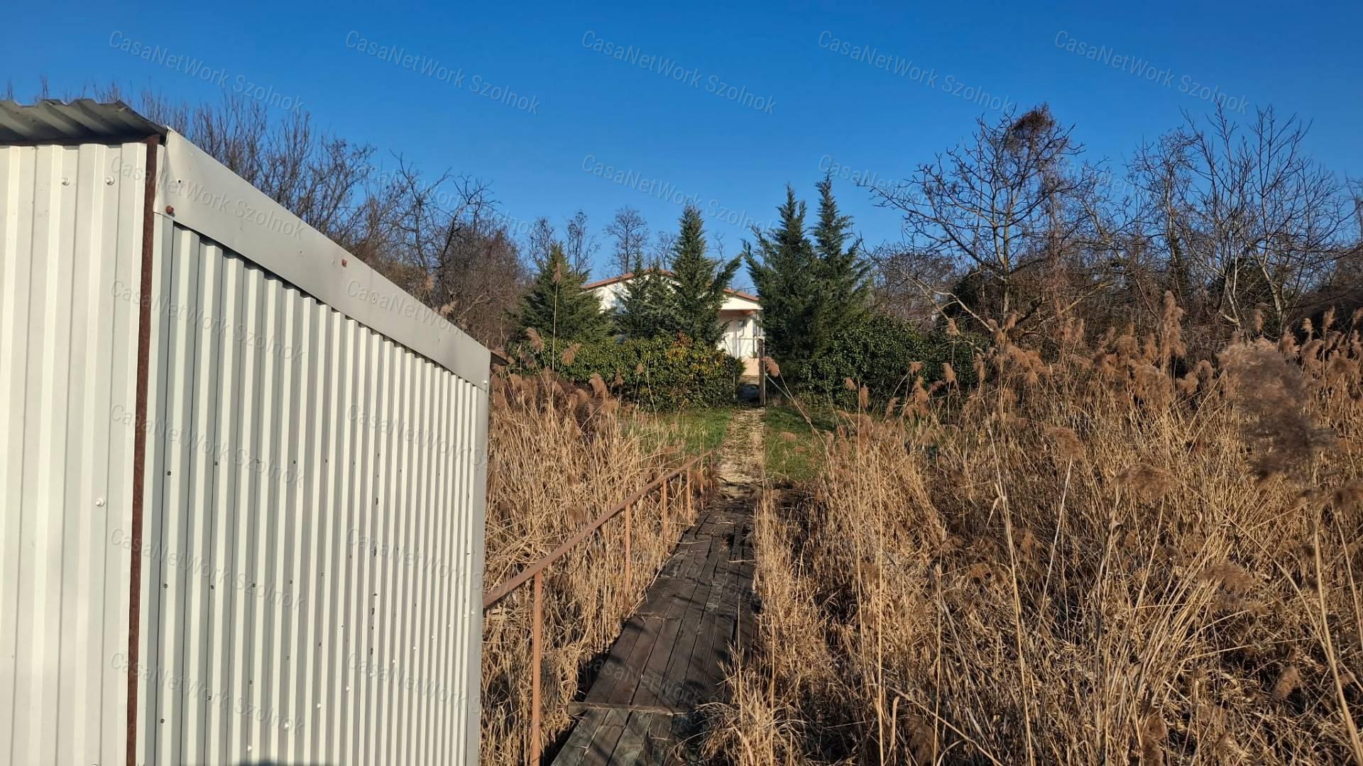 Szajol központjától 1,8 km-re között öt éve épült 108 m2 es ház eladó