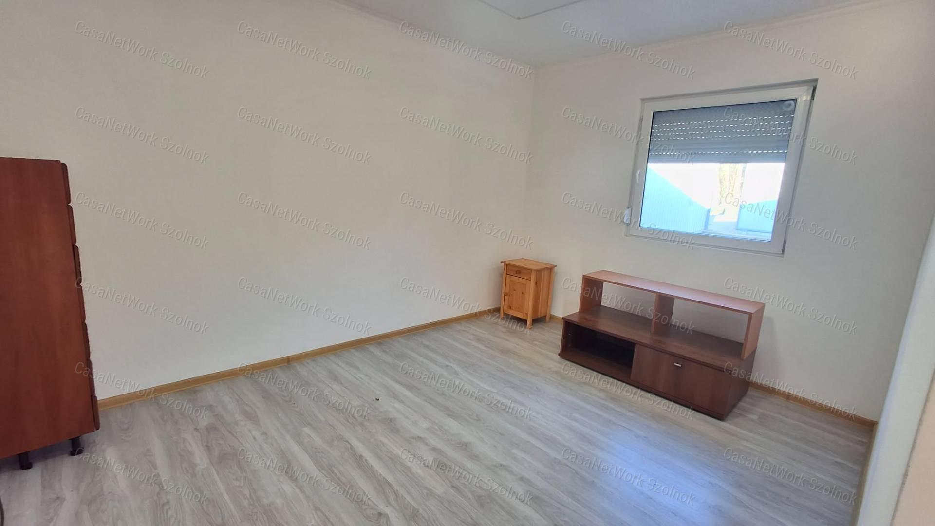 Szajol központjától 1,8 km-re között öt éve épült 108 m2 es ház eladó