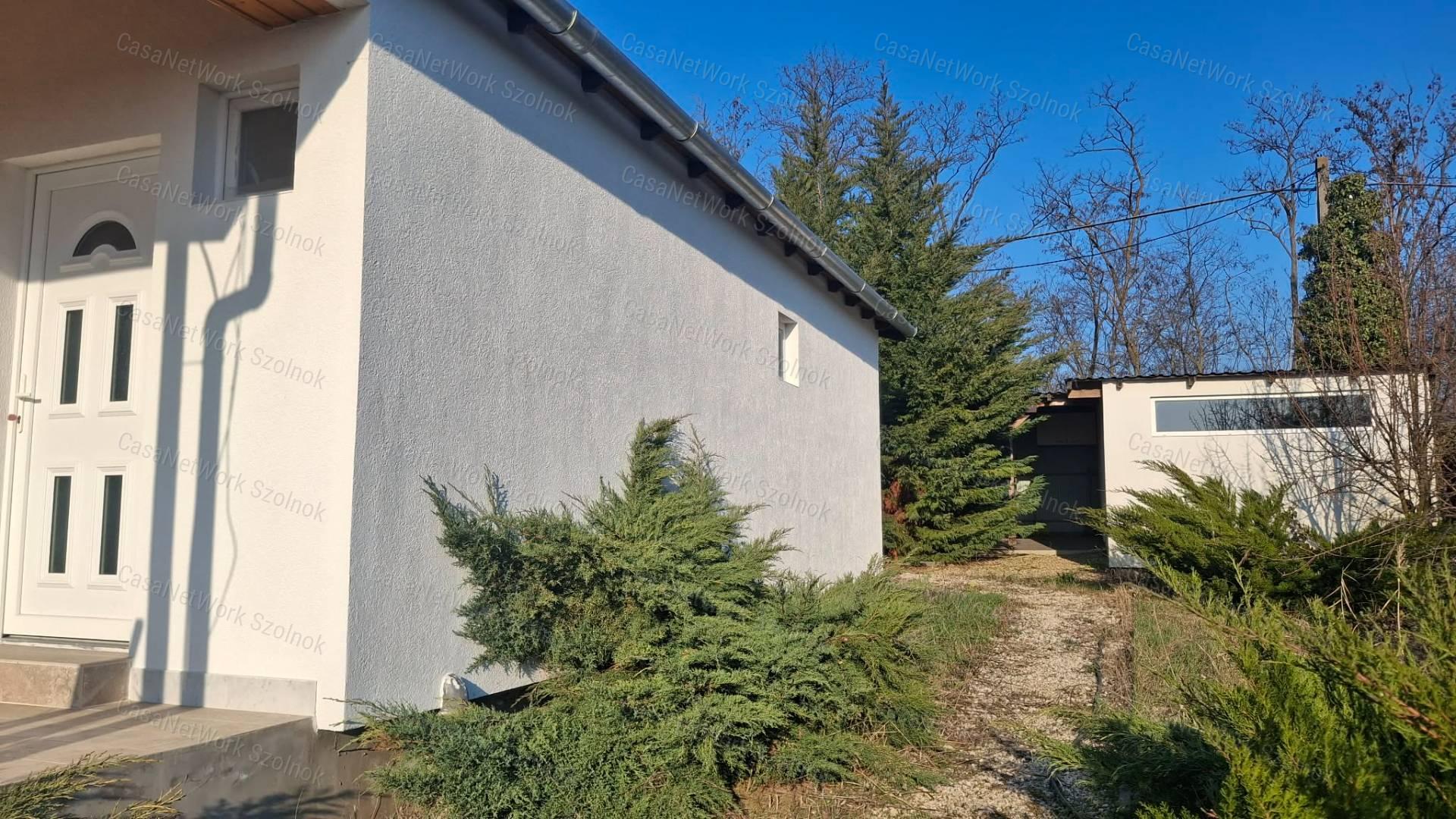 Szajol központjától 1,8 km-re között öt éve épült 108 m2 es ház eladó