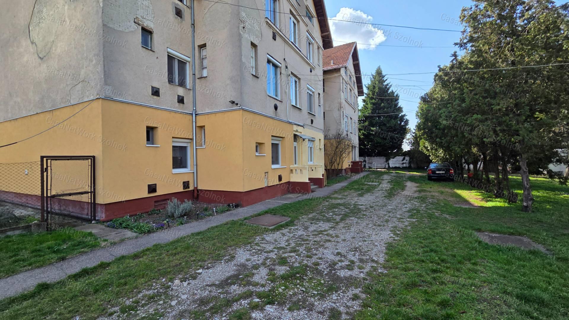 69m2-es, 3 szobás polgári téglalakás remek udvari lehetőségekkel