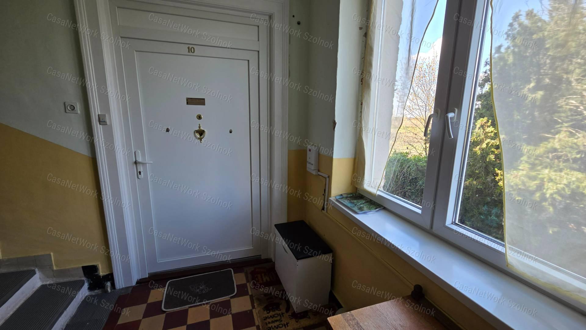 69m2-es, 3 szobás polgári téglalakás remek udvari lehetőségekkel