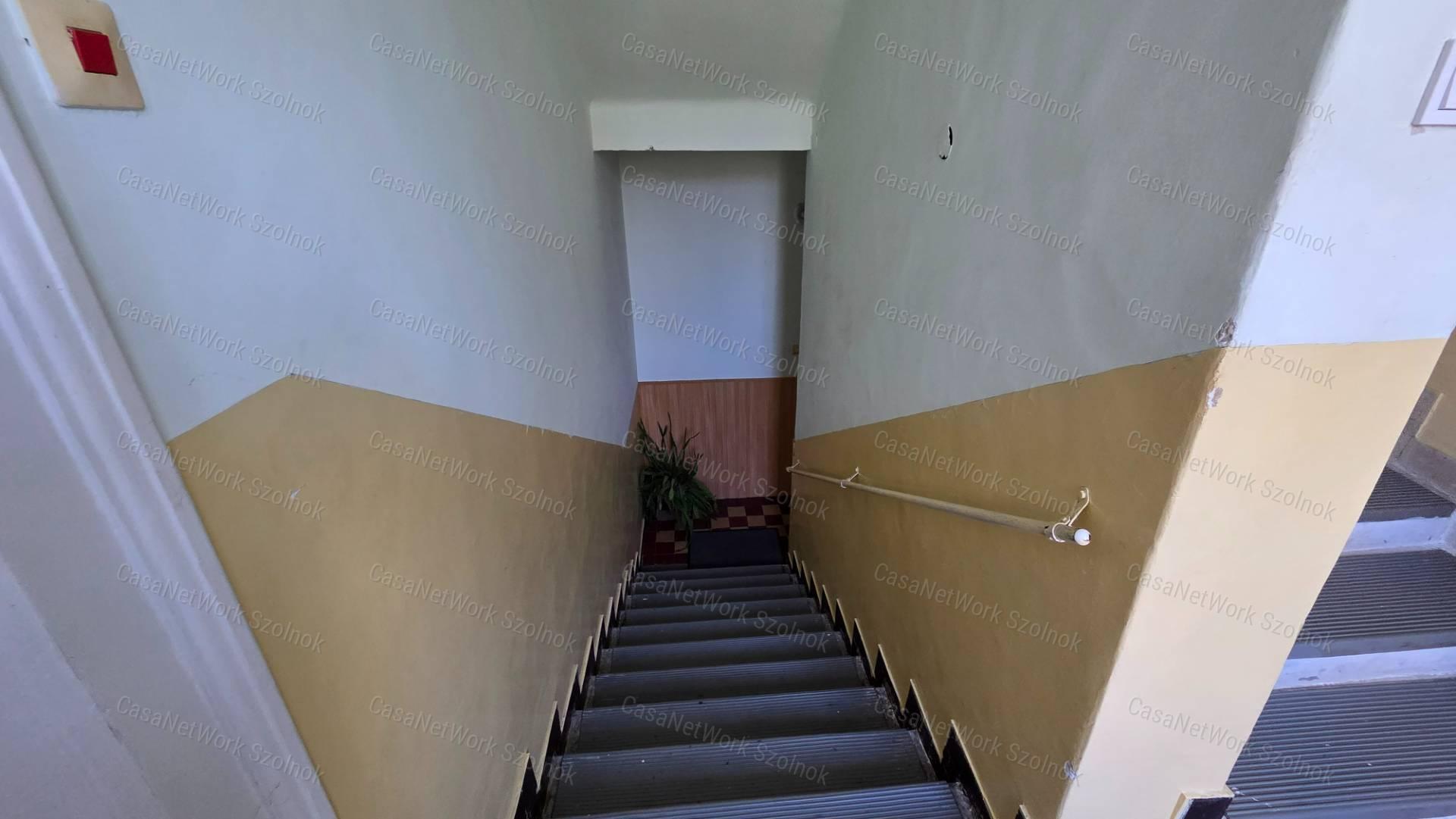 69m2-es, 3 szobás polgári téglalakás remek udvari lehetőségekkel