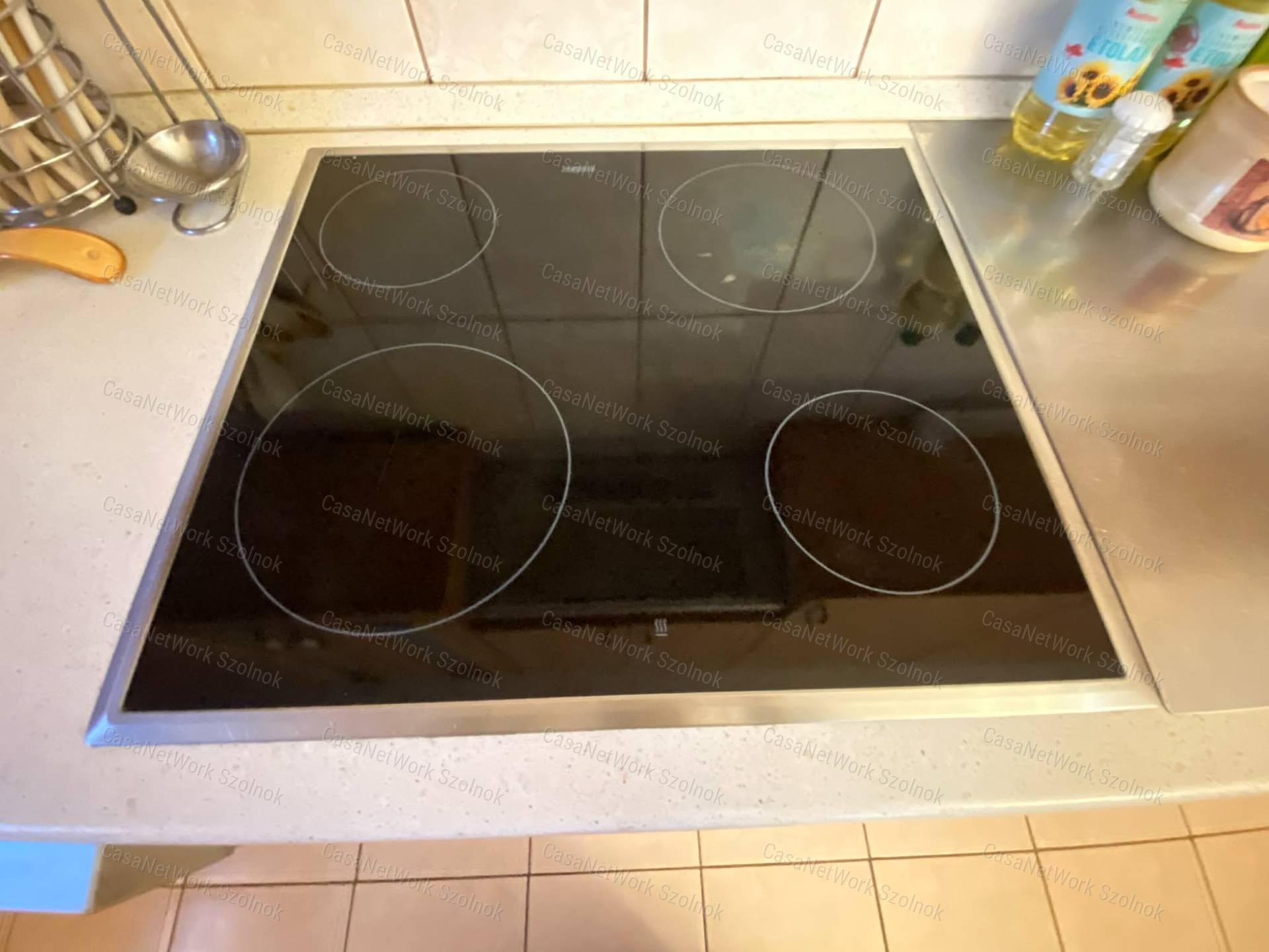 Szolnokon 5+1 szobás családi ház eladó!