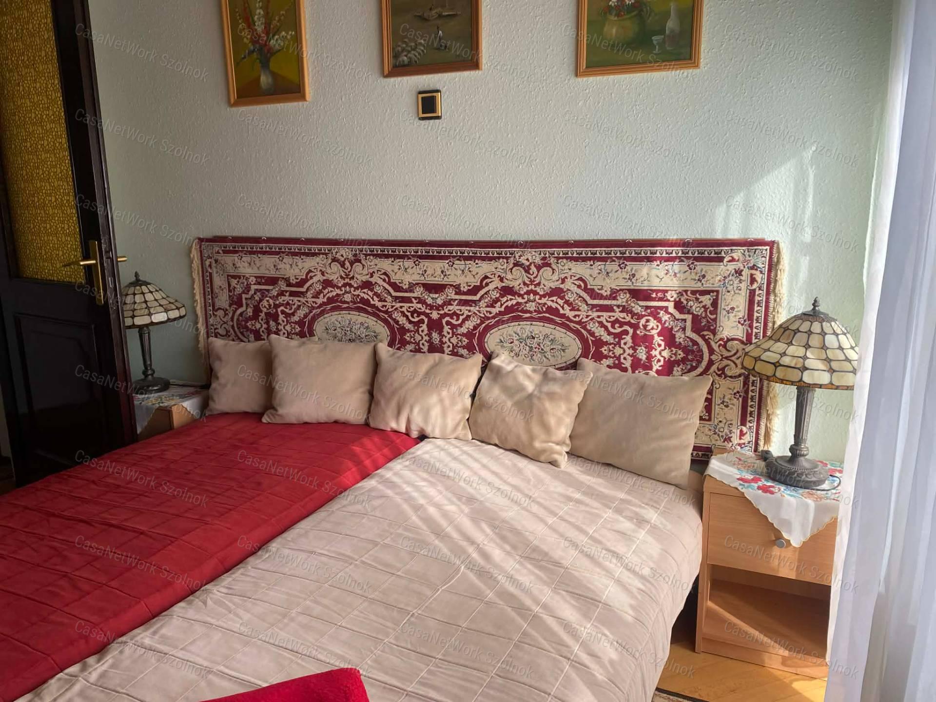 Szolnokon 5+1 szobás családi ház eladó!
