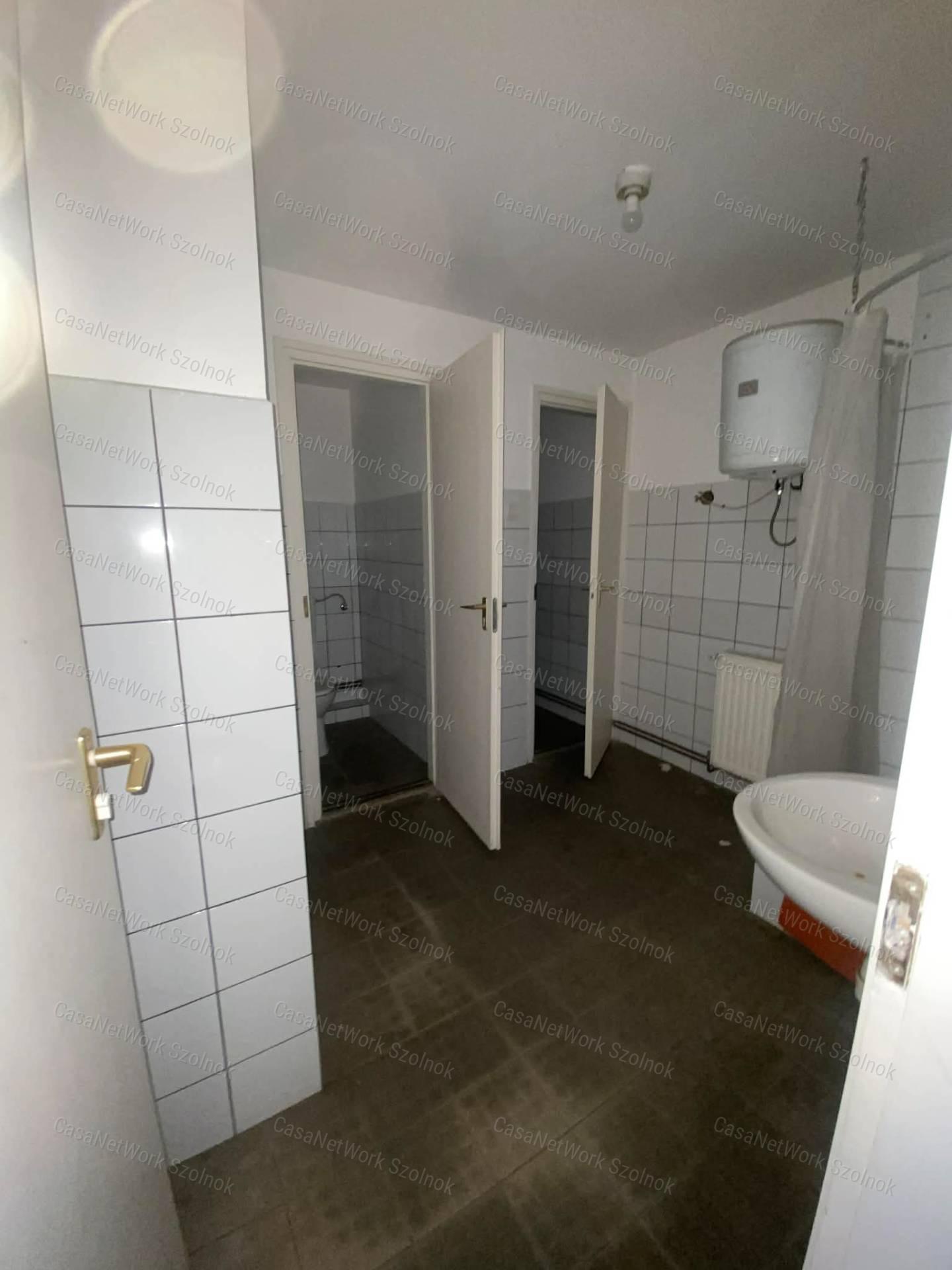 Szolnokon a Nagysándor József úton több helyiségből álló műhely kiadó!