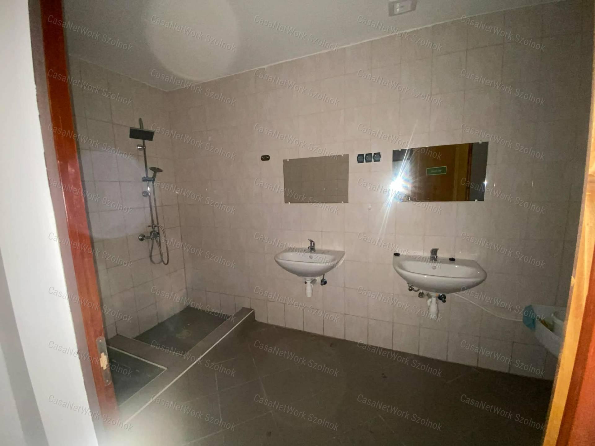 Szolnokon a Nagysándor József úton több helyiségből álló műhely kiadó!