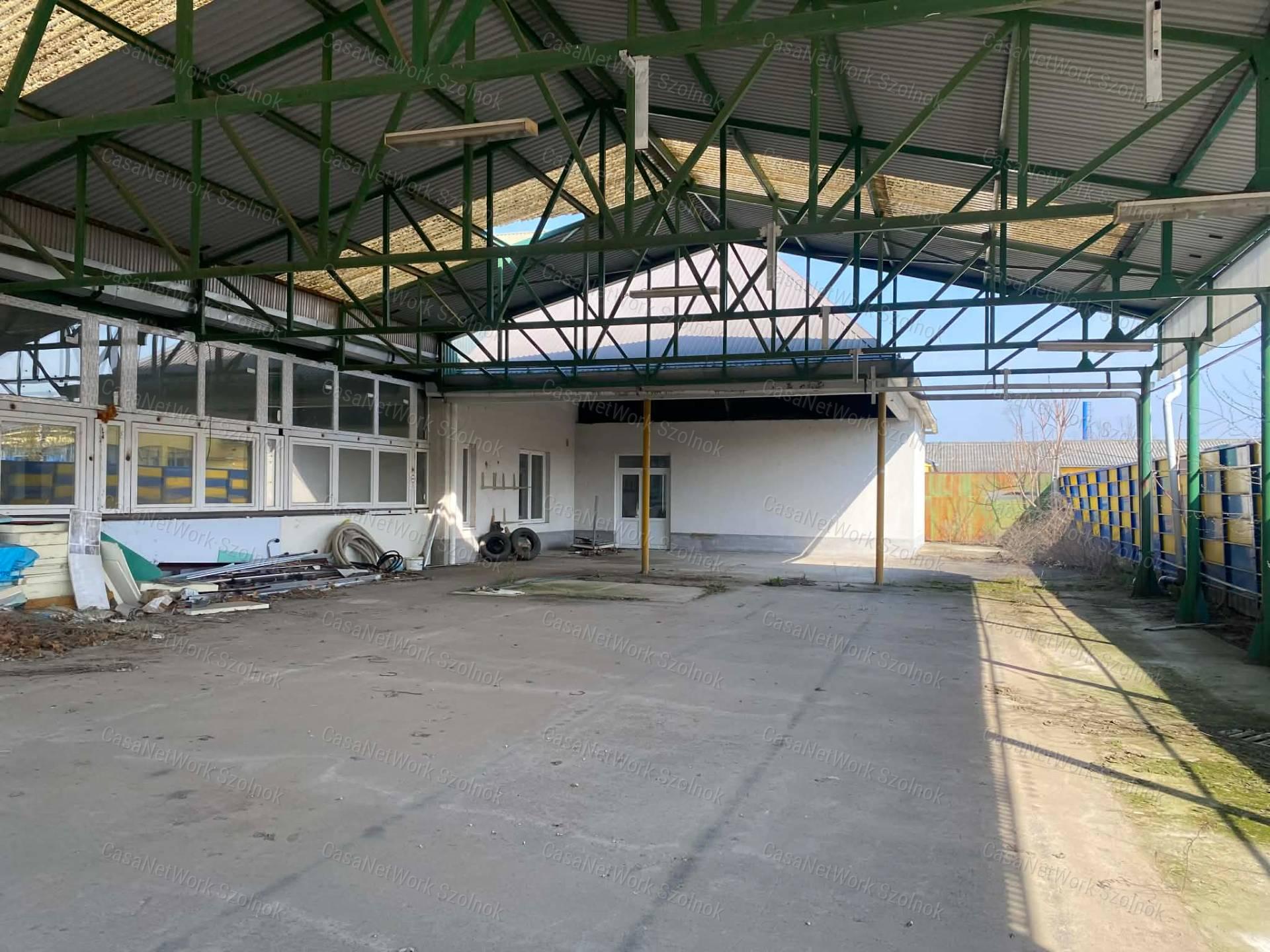 Szolnokon a Nagysándor József úton több helyiségből álló műhely kiadó!