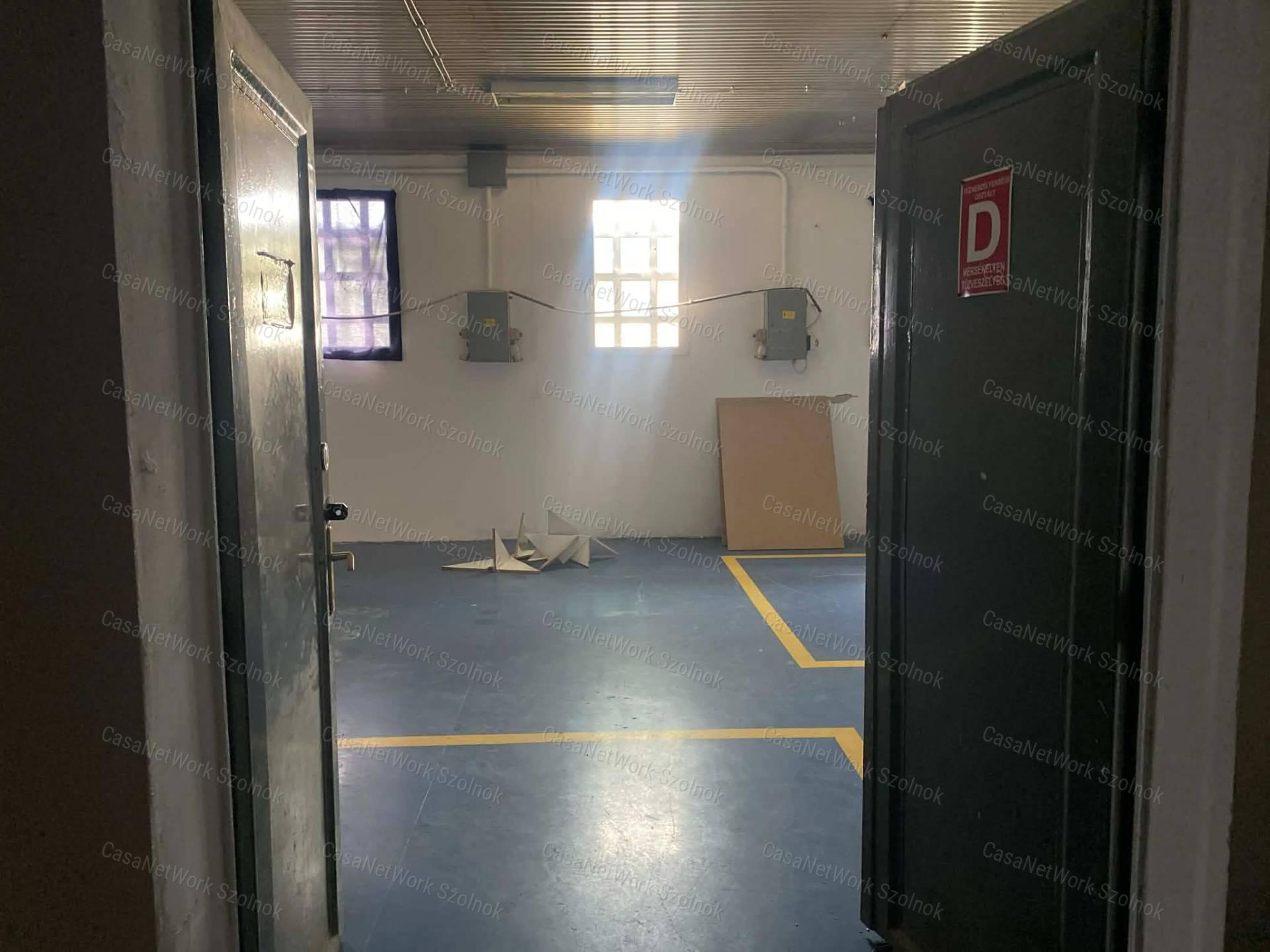 Szolnokon a Nagysándor József úton több helyiségből álló műhely kiadó!