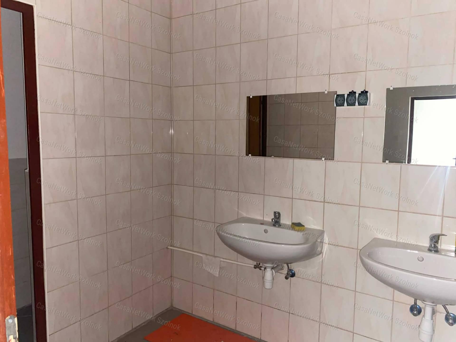 Szolnokon a Nagysándor József úton több helyiségből álló műhely kiadó!