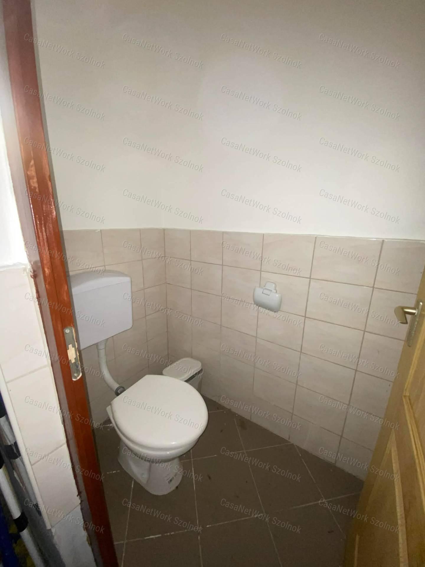 Szolnokon a Nagysándor József úton található műhely kiadó!