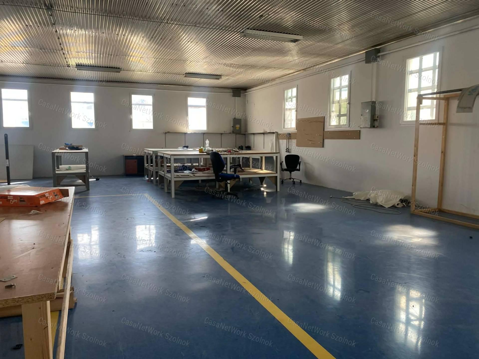 Szolnokon a Nagysándor József úton több helyiségből álló műhely kiadó!