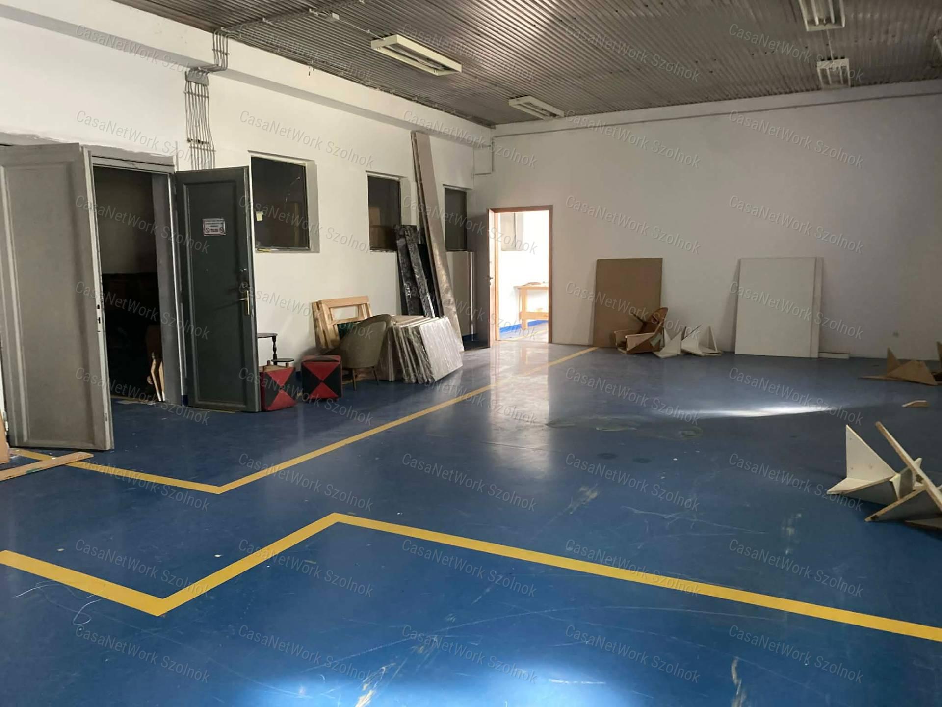 Szolnokon a Nagysándor József úton több helyiségből álló műhely kiadó!