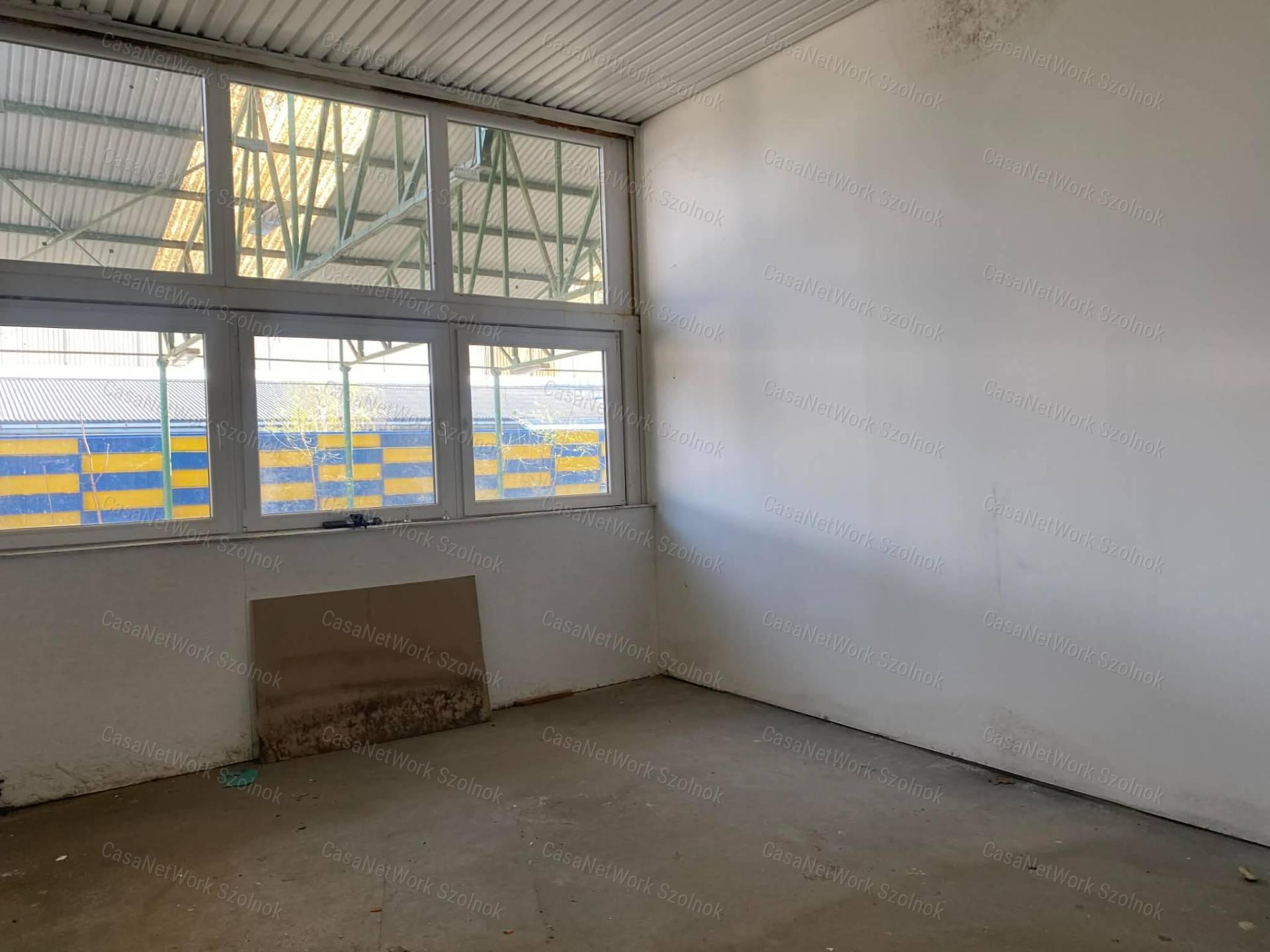 Szolnokon a Nagysándor József úton több helyiségből álló műhely kiadó!