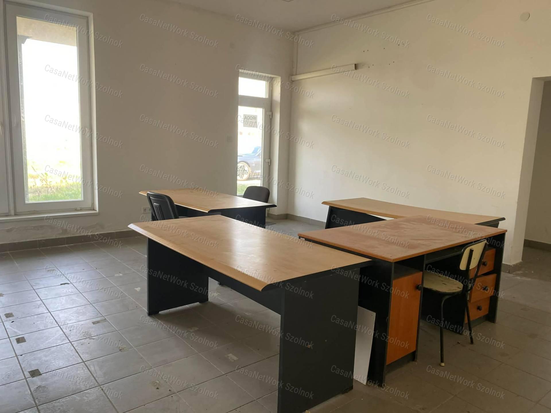 Szolnokon a Nagysándor József úton több helyiségből álló műhely kiadó!