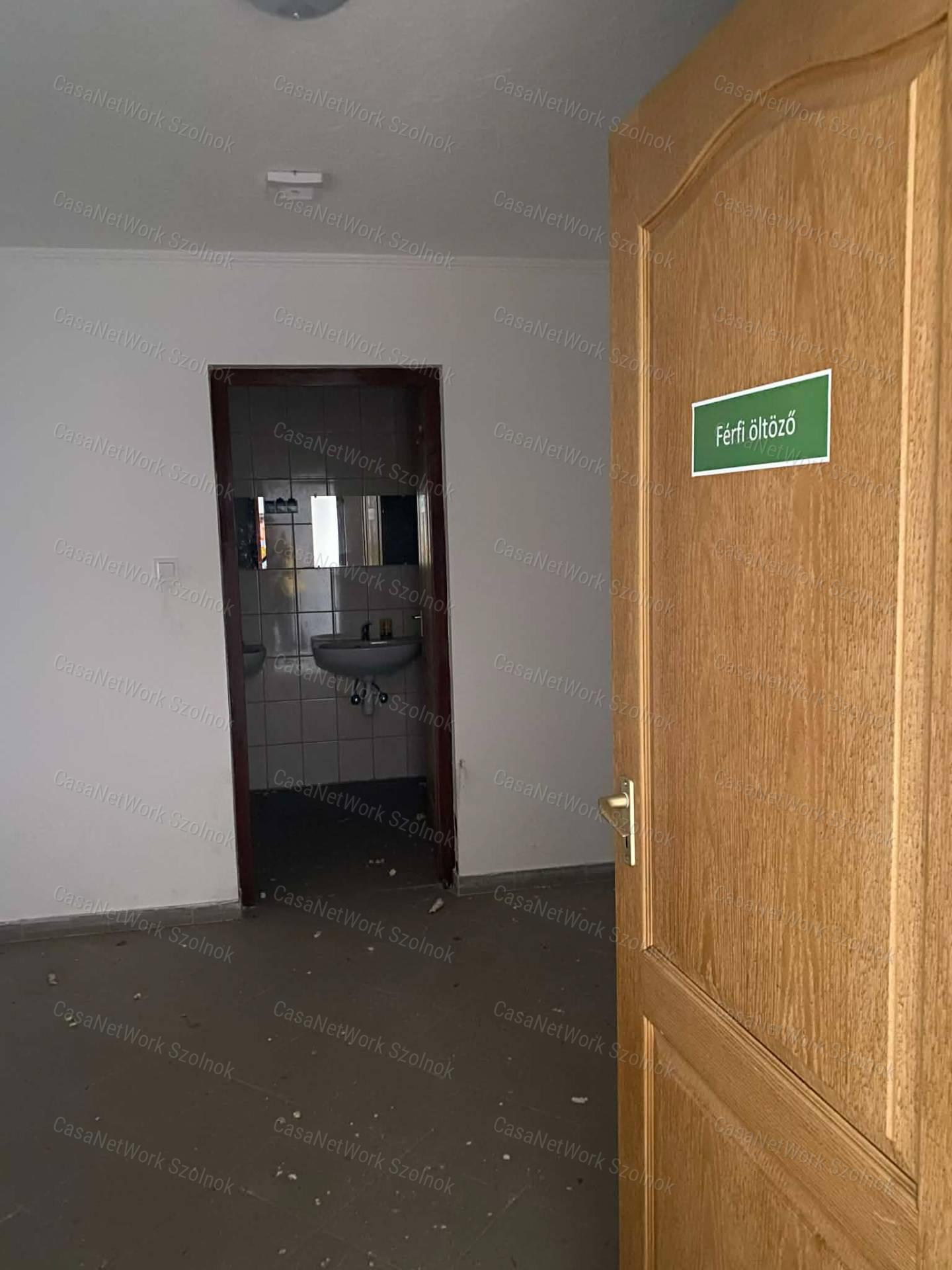 Szolnokon a Nagysándor József úton több helyiségből álló műhely kiadó!