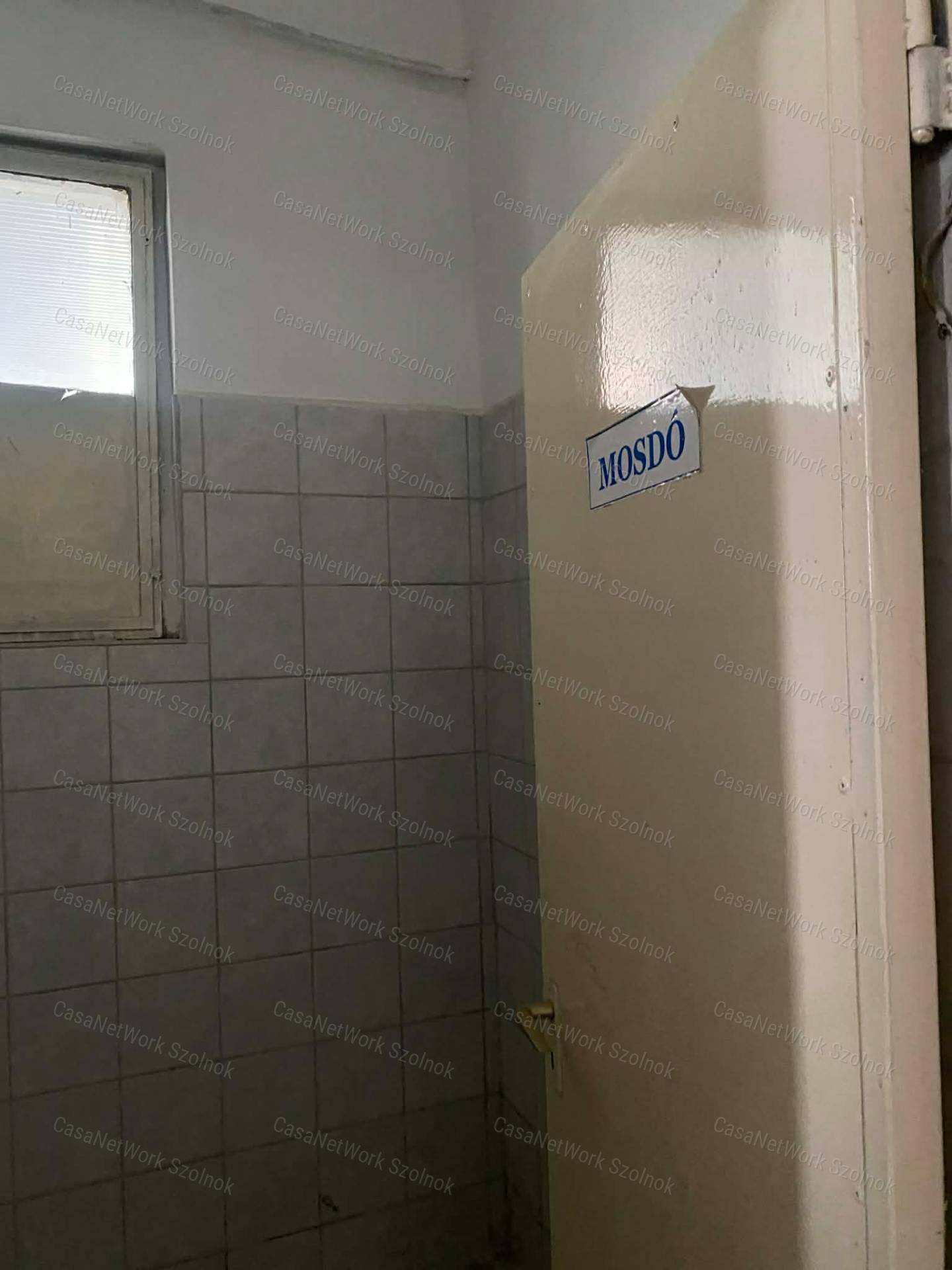 Szolnokon a Nagysándor József úton több helyiségből álló műhely kiadó!