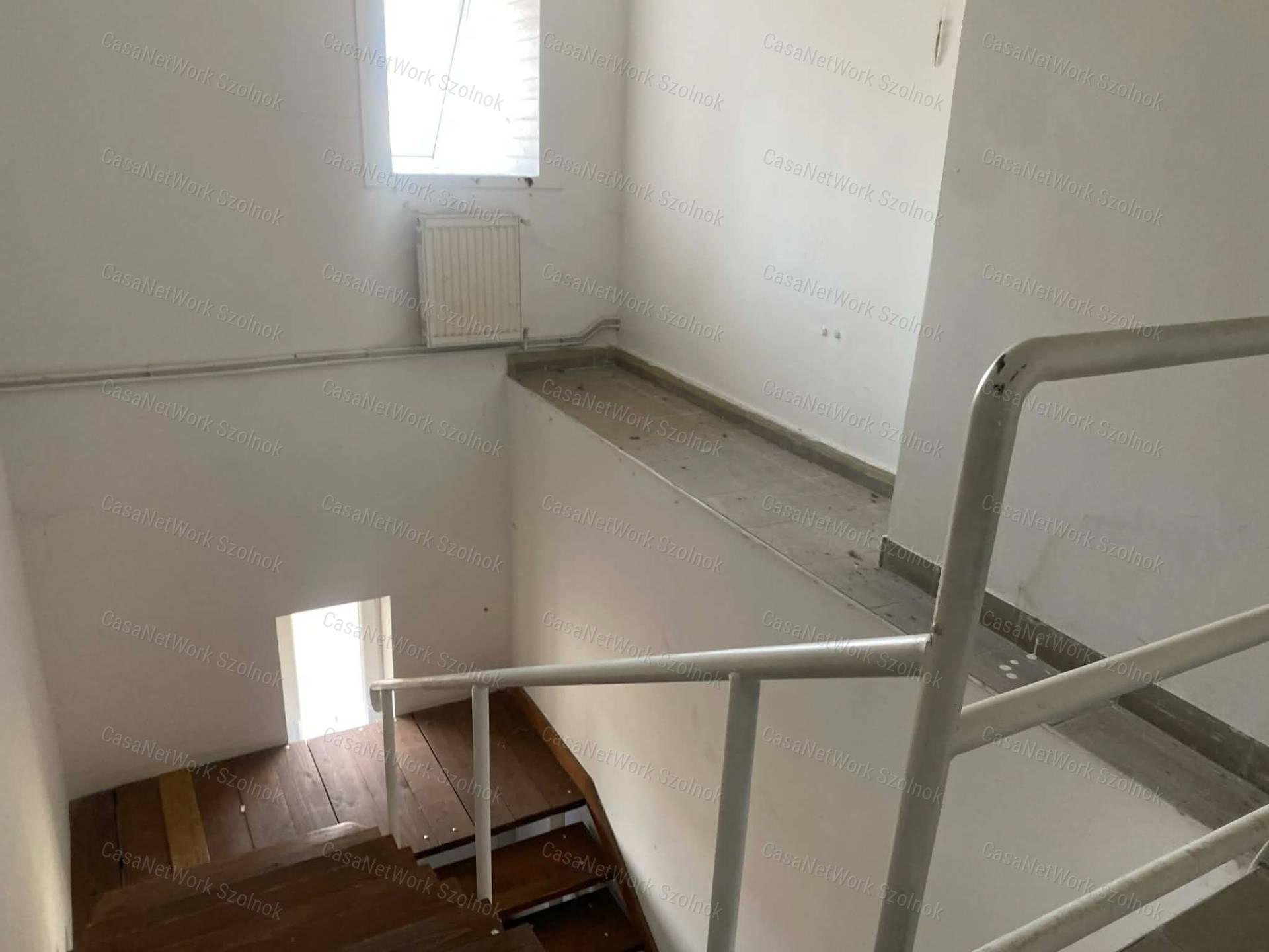 Szolnokon a Nagysándor József úton több helyiségből álló műhely kiadó!