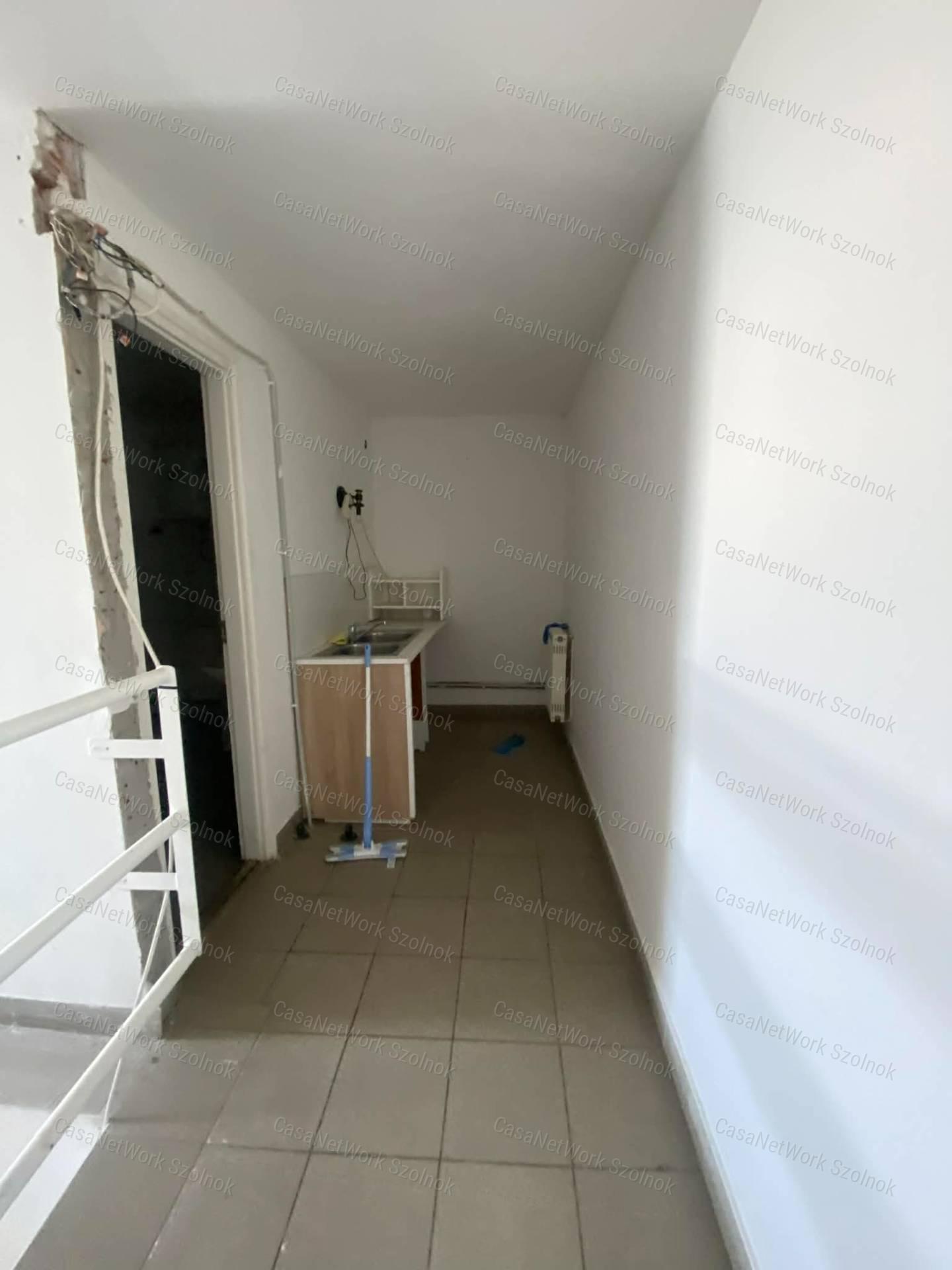 Szolnokon a Nagysándor József úton több helyiségből álló műhely kiadó!