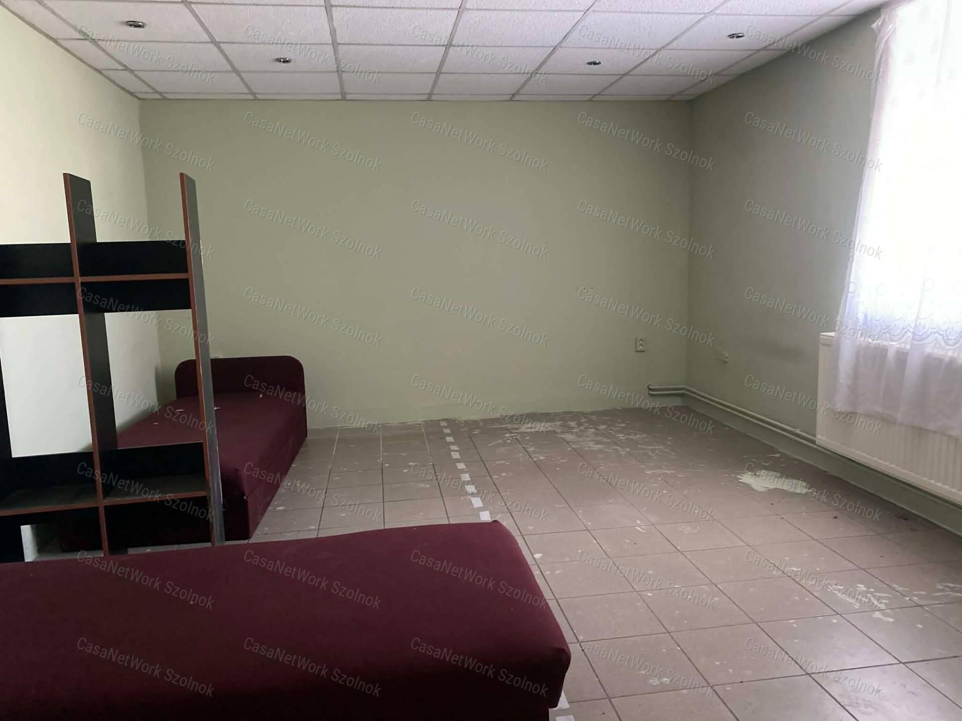 Szolnokon a Nagysándor József úton több helyiségből álló műhely kiadó!