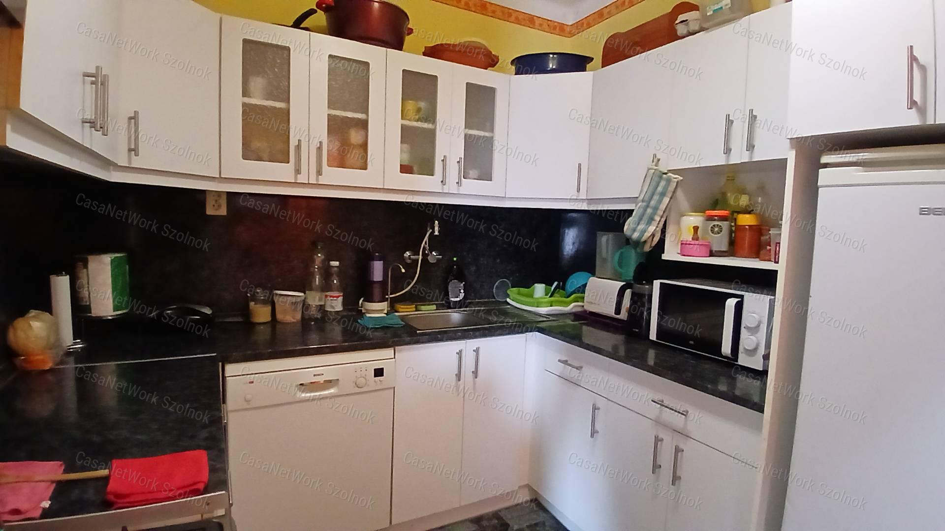 Eladó Kétpón egy 4 szobás 116m2-es tetőteres családi ház + csarnok