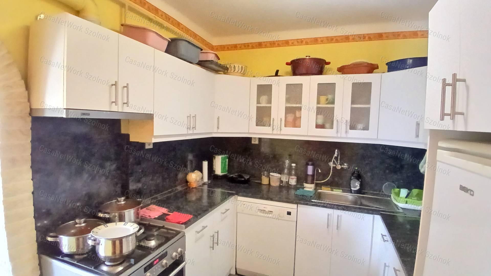 Eladó Kétpón egy 4 szobás 116m2-es tetőteres családi ház + csarnok