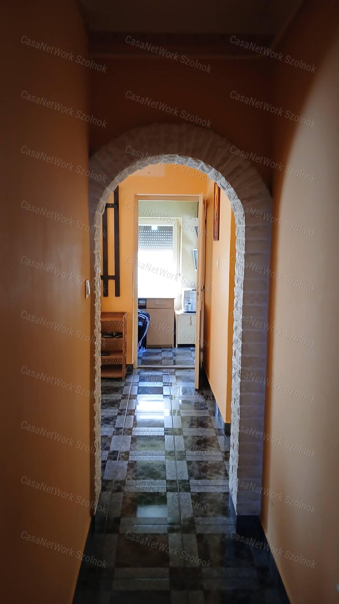 Eladó Kétpón egy 4 szobás 116m2-es tetőteres családi ház + csarnok