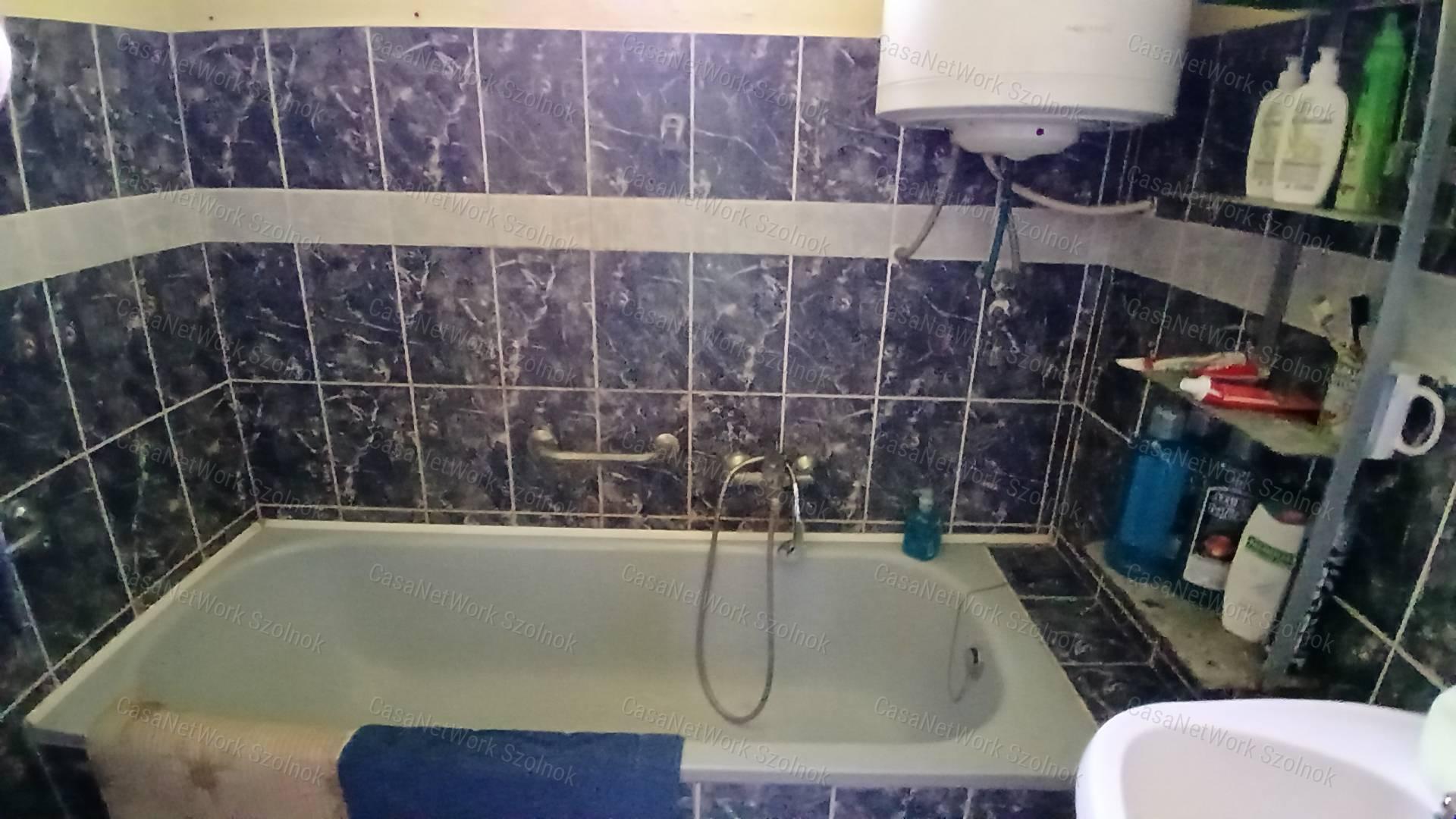 Eladó Kétpón egy 4 szobás 116m2-es tetőteres családi ház + csarnok