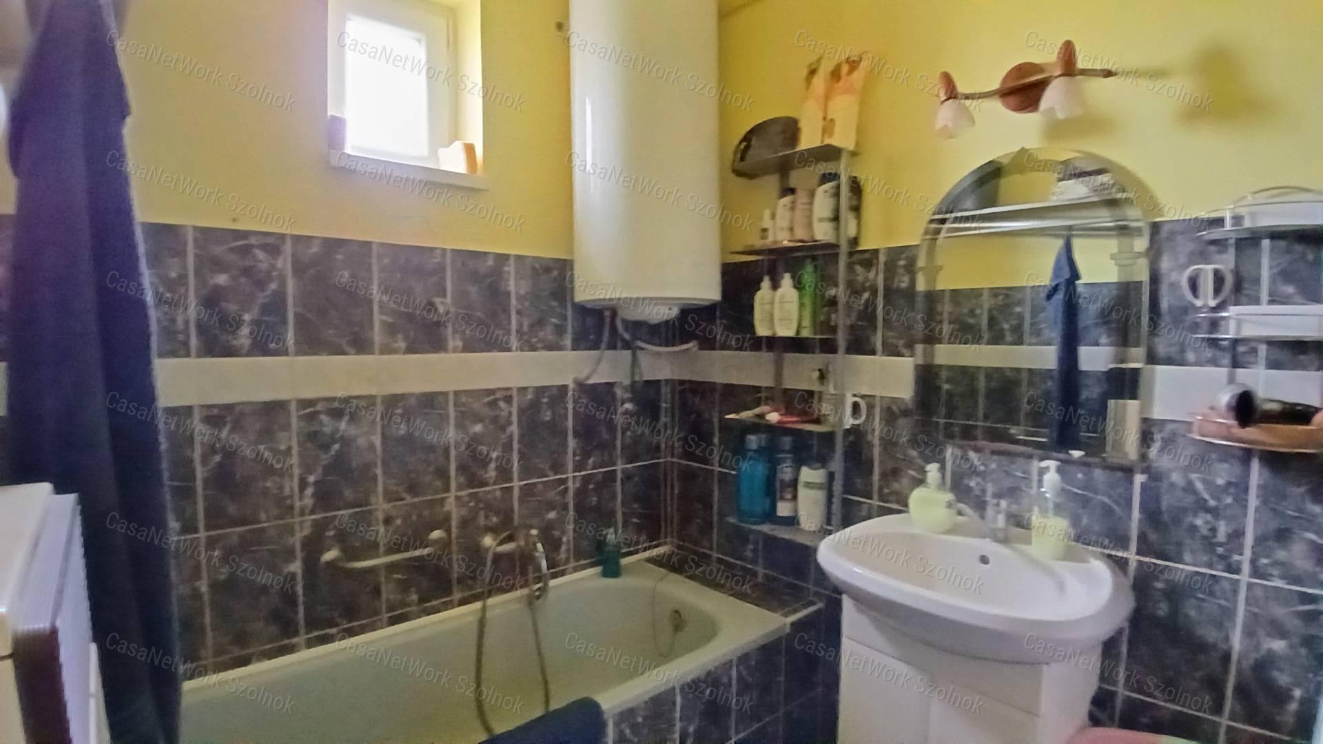 Eladó Kétpón egy 4 szobás 116m2-es tetőteres családi ház + csarnok