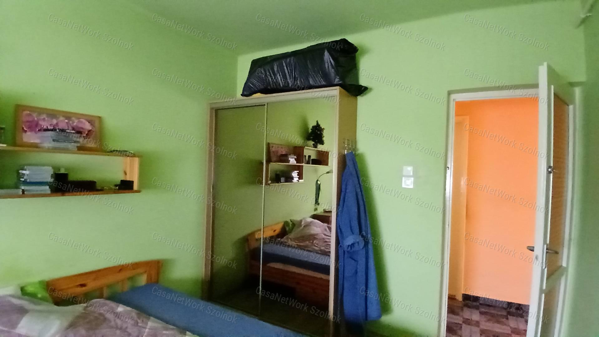 Eladó Kétpón egy 4 szobás 116m2-es tetőteres családi ház + csarnok
