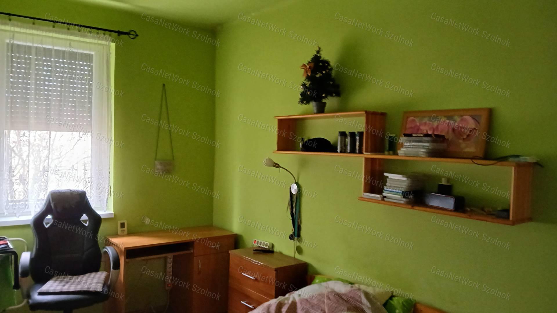 Eladó Kétpón egy 4 szobás 116m2-es tetőteres családi ház + csarnok