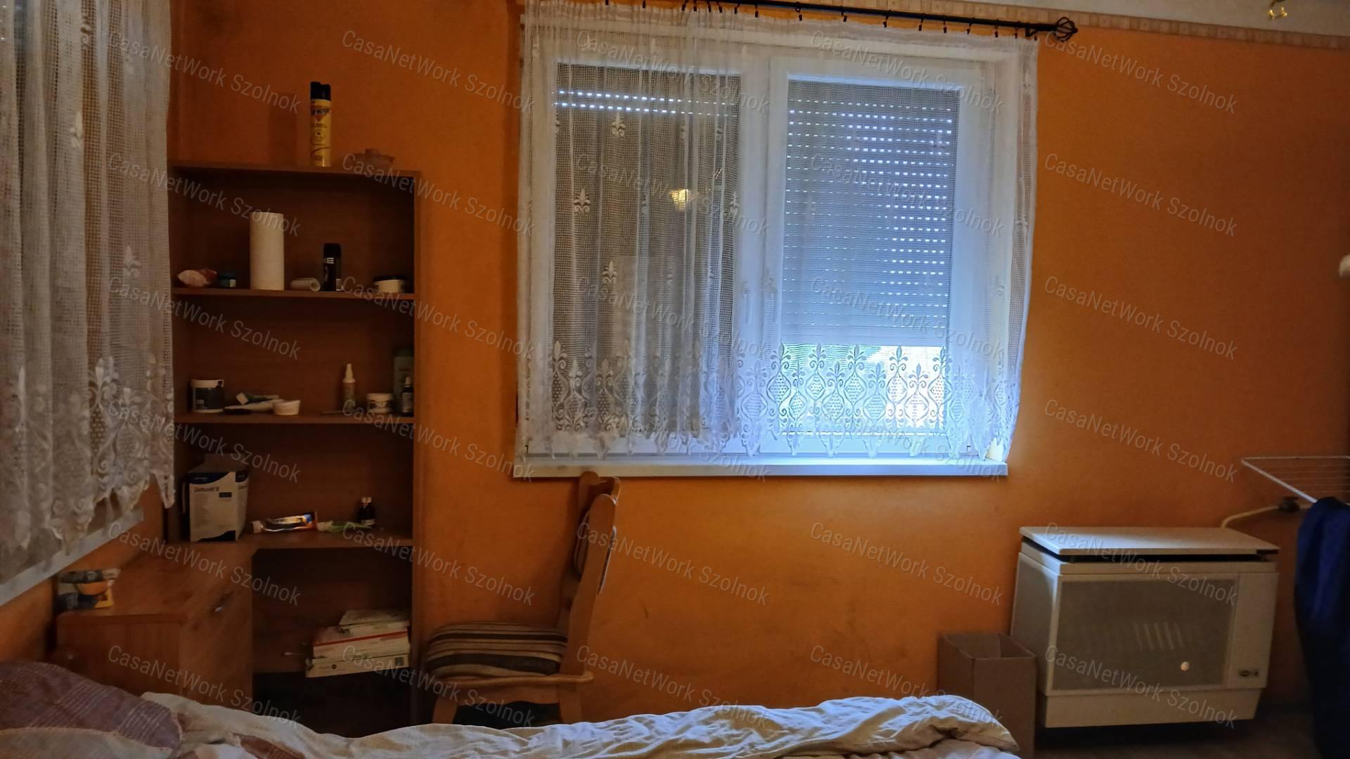 Eladó Kétpón egy 4 szobás 116m2-es tetőteres családi ház + csarnok