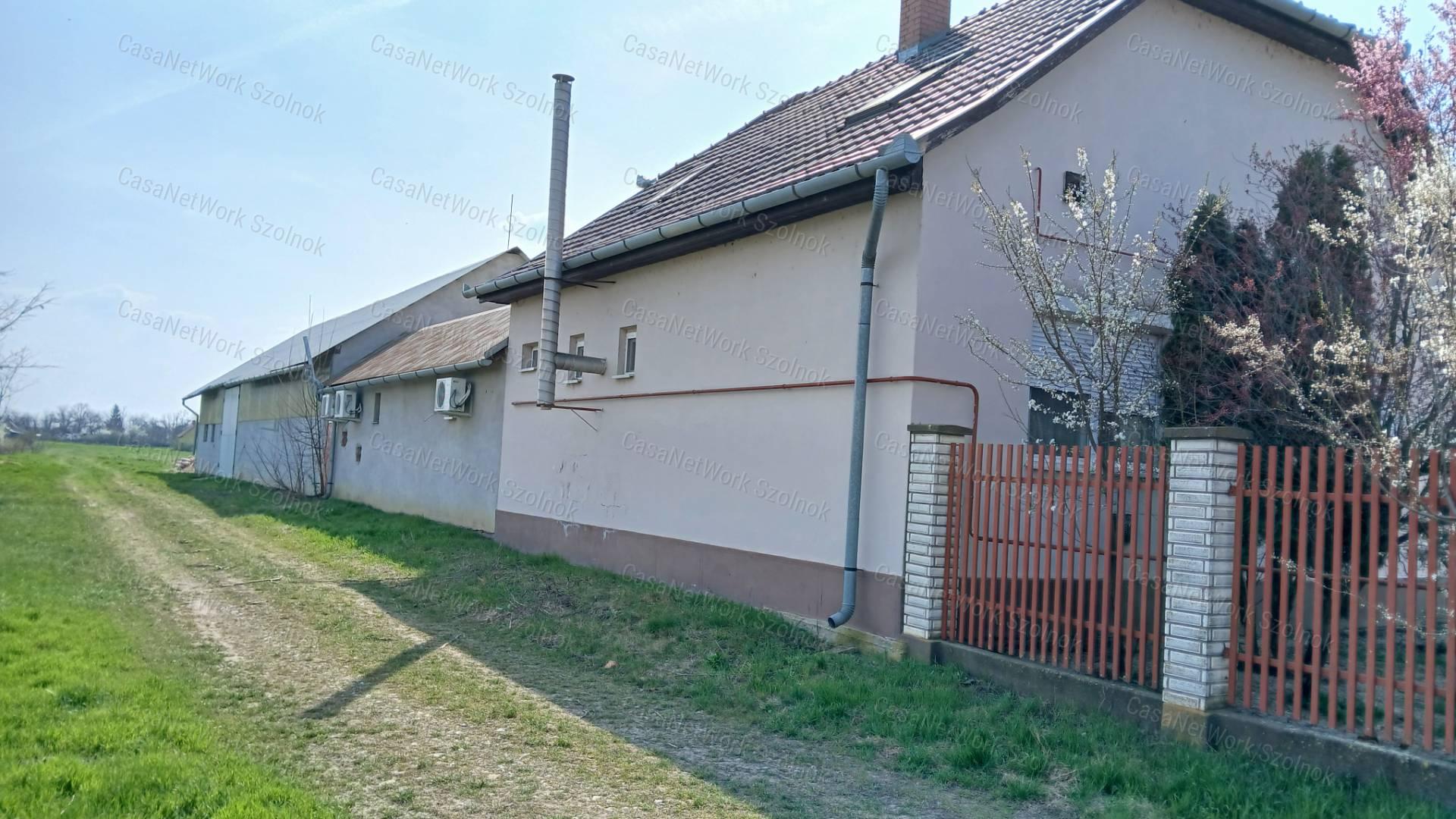 Eladó Kétpón egy 4 szobás 116m2-es tetőteres családi ház + csarnok