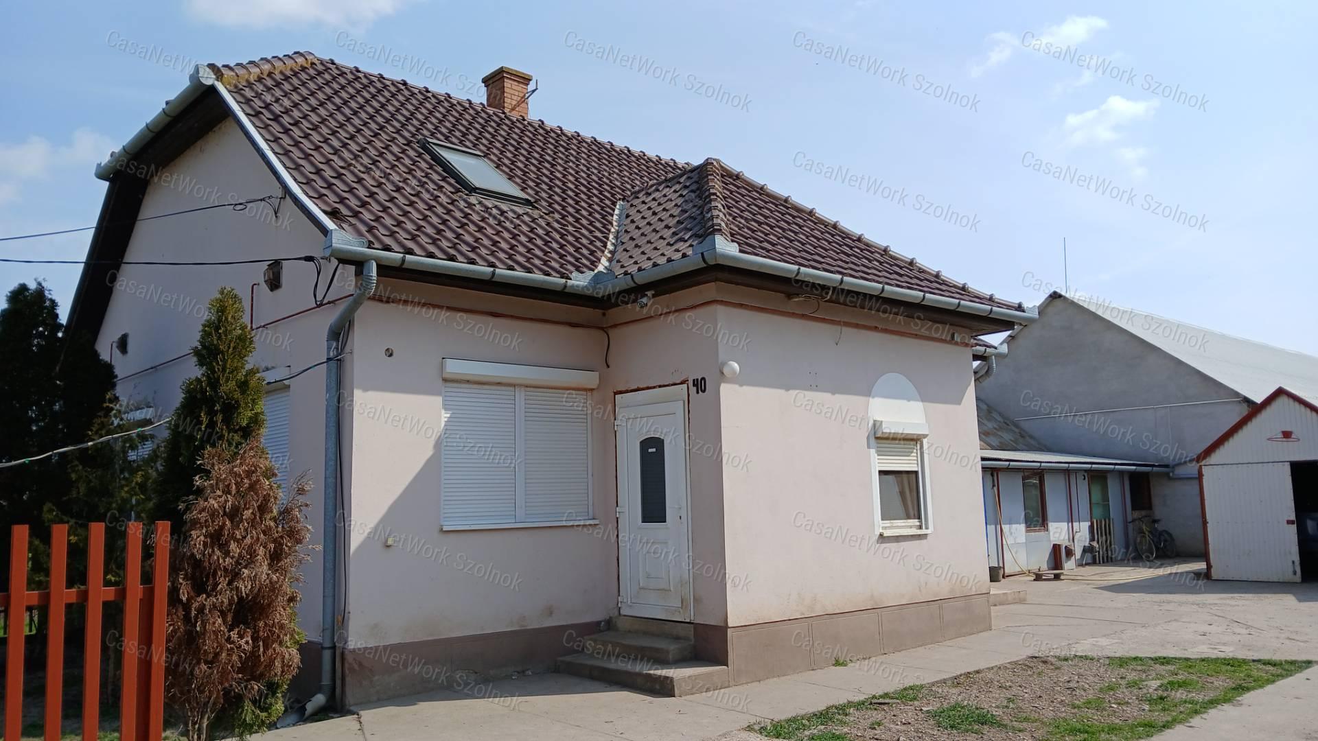 Eladó Kétpón egy 4 szobás 116m2-es tetőteres családi ház + csarnok