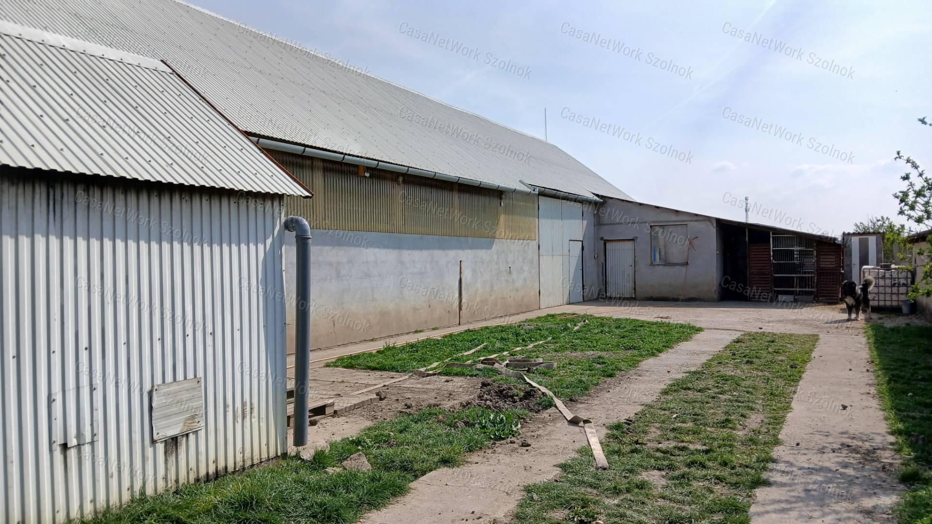 Eladó Kétpón egy 4 szobás 116m2-es tetőteres családi ház + csarnok