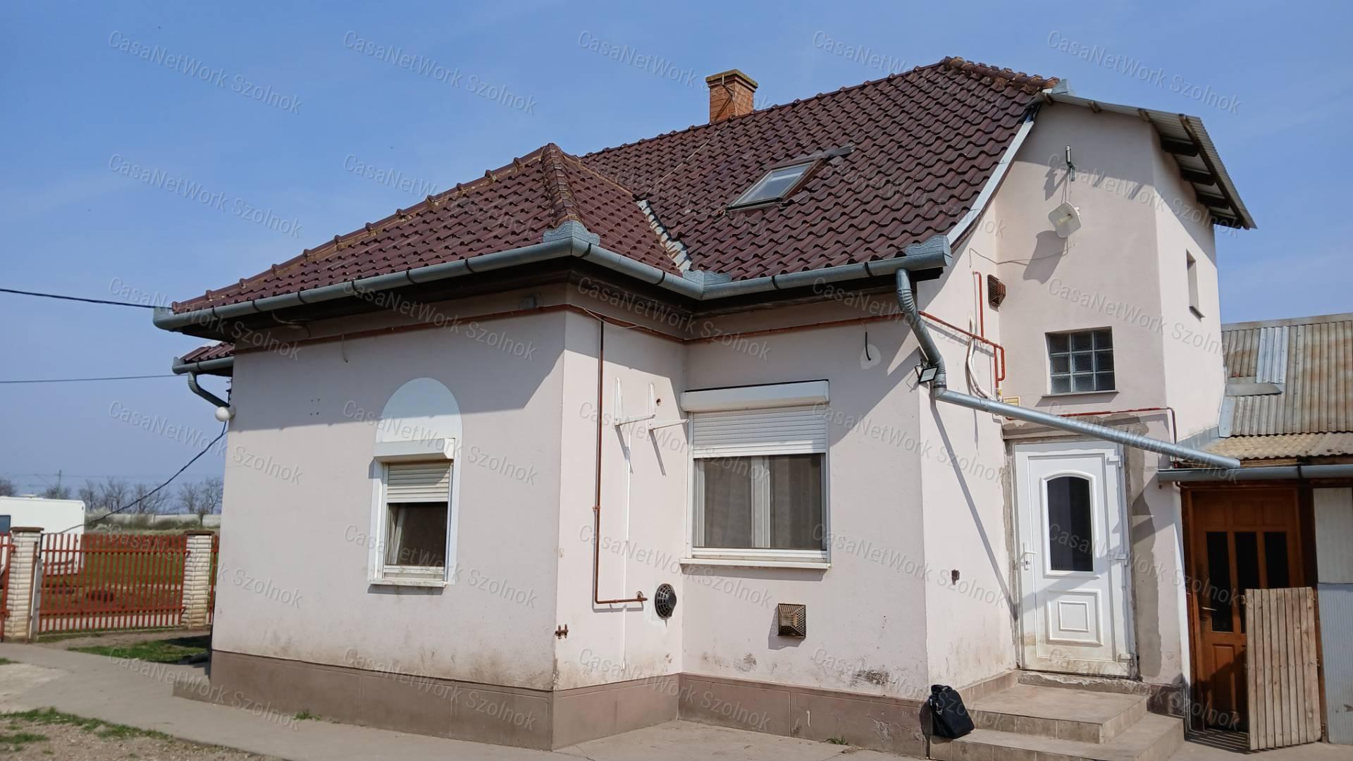 Eladó Kétpón egy 4 szobás 116m2-es tetőteres családi ház + csarnok