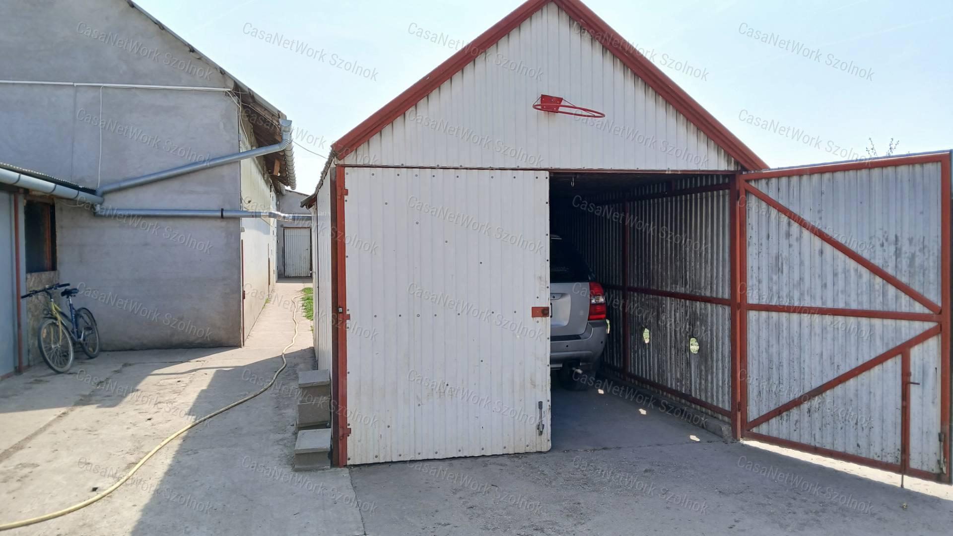Eladó Kétpón egy 4 szobás 116m2-es tetőteres családi ház + csarnok