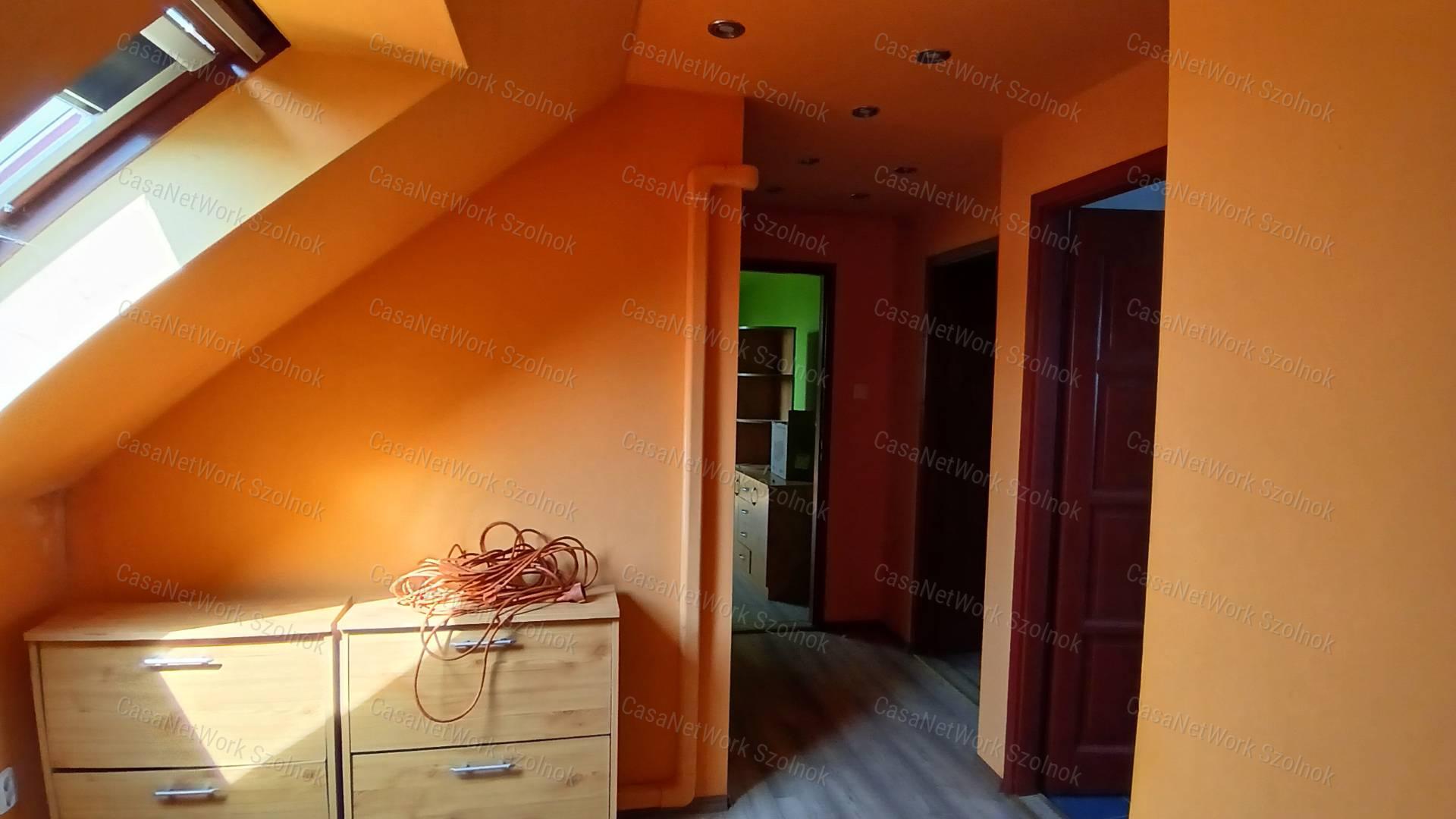 Eladó Kétpón egy 4 szobás 116m2-es tetőteres családi ház + csarnok