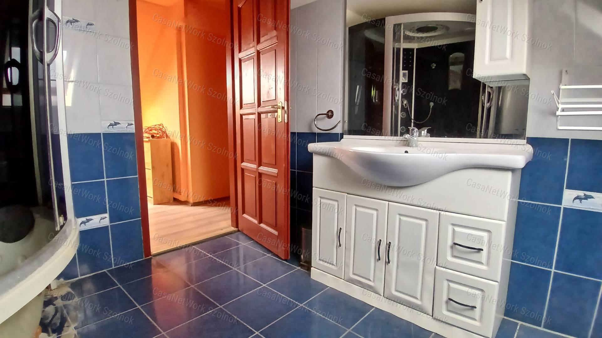 Eladó Kétpón egy 4 szobás 116m2-es tetőteres családi ház + csarnok
