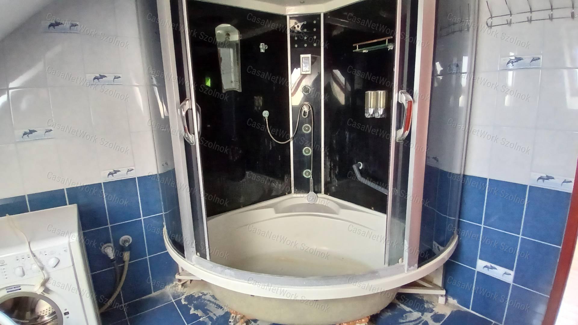 Eladó Kétpón egy 4 szobás 116m2-es tetőteres családi ház + csarnok
